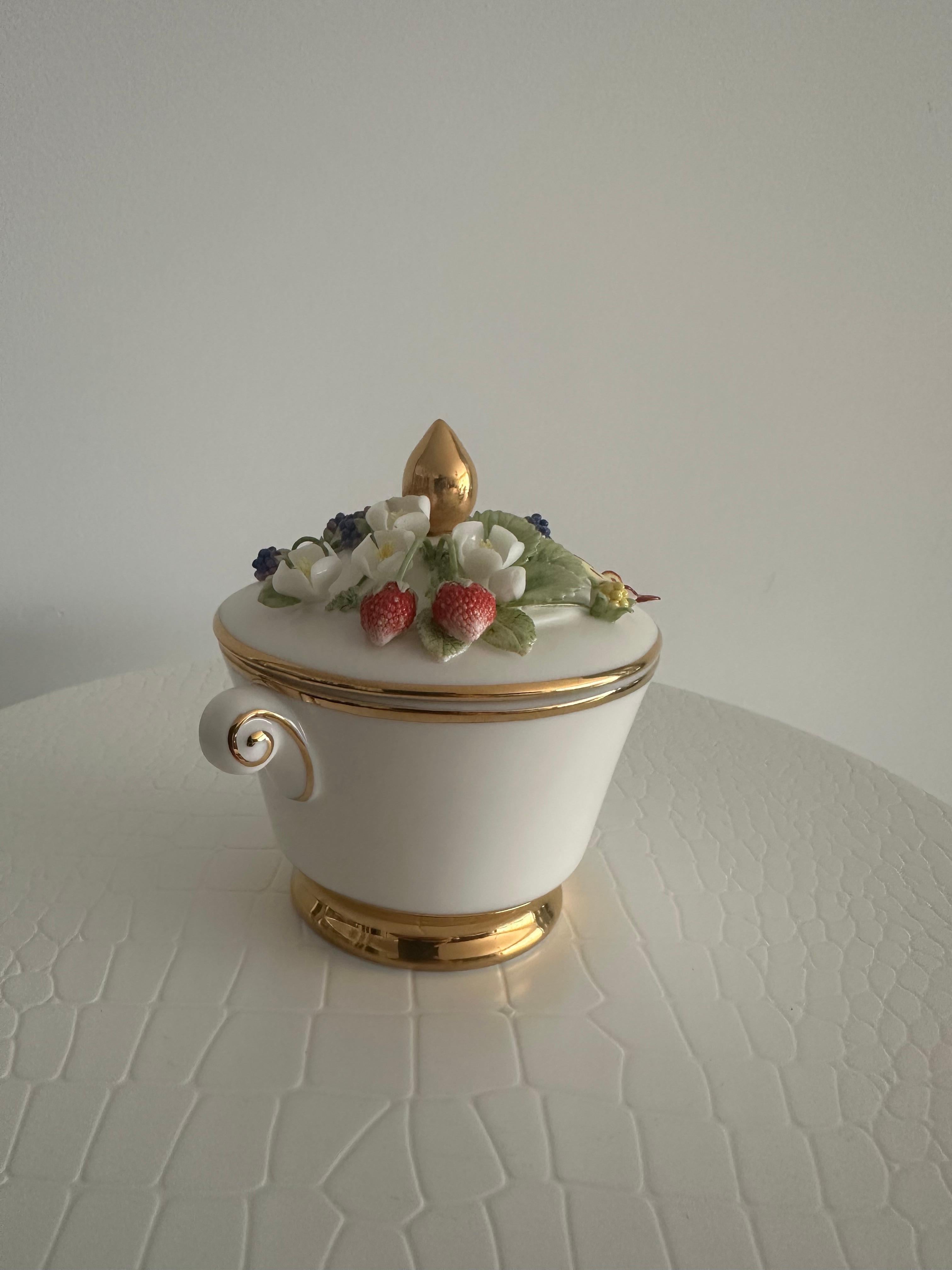 Handgefertigte Relief Gießen Porzellan Dekorative Wilde Erdbeere Design Zuckerdose (Italienisch) im Angebot