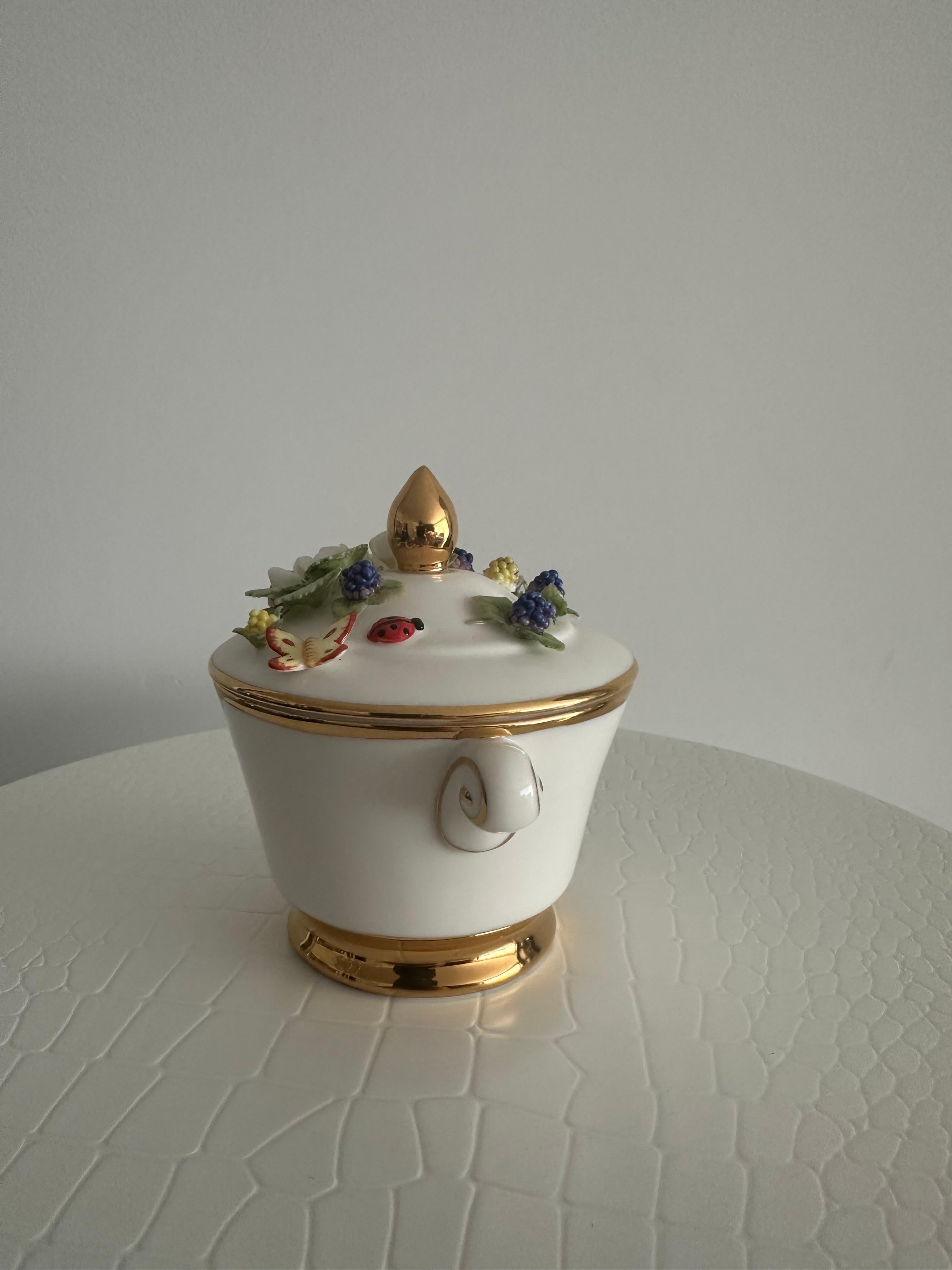Handgefertigte Relief Gießen Porzellan Dekorative Wilde Erdbeere Design Zuckerdose im Zustand „Hervorragend“ im Angebot in Hong Kong, HK