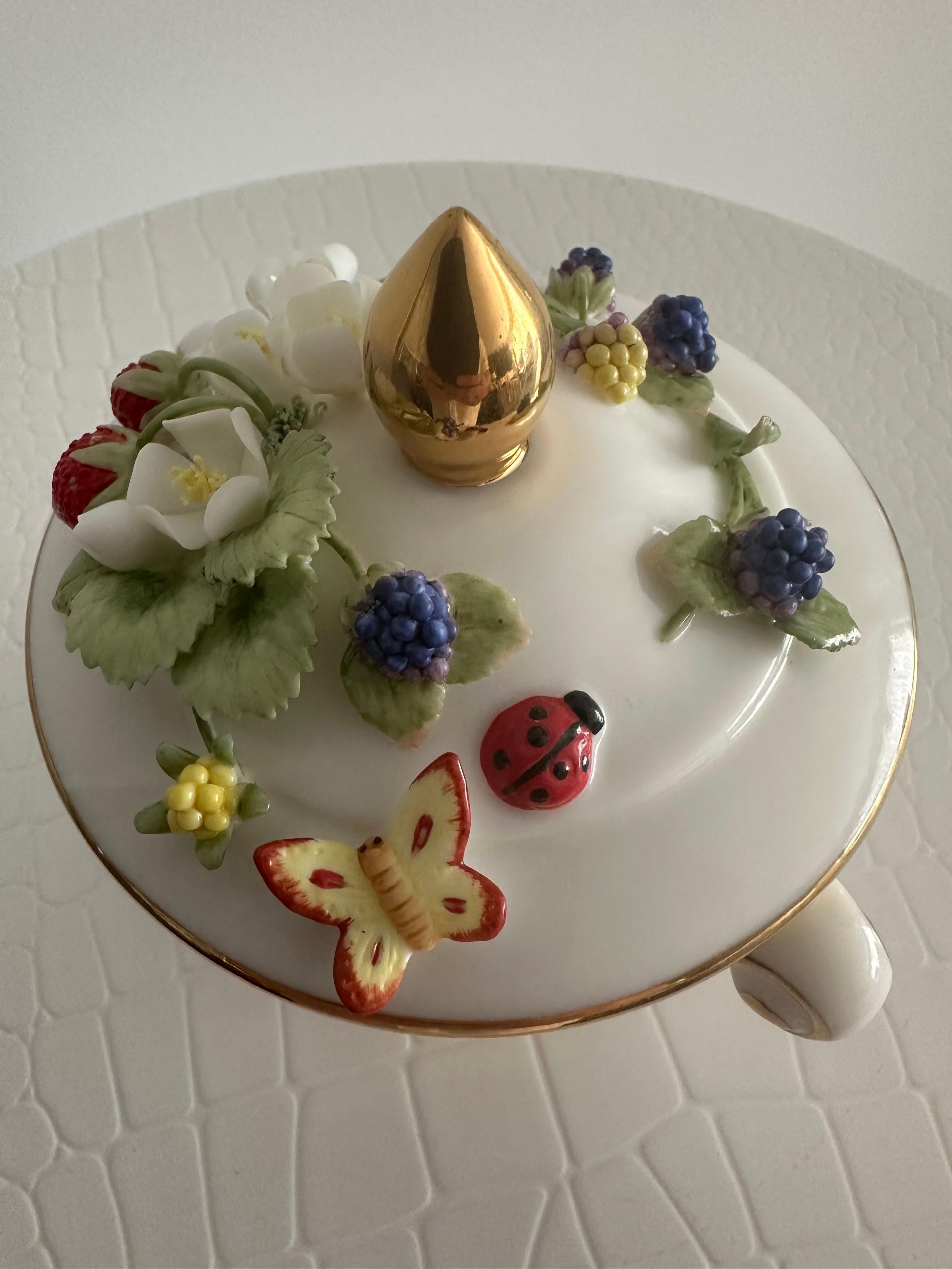 Handgefertigte Relief Gießen Porzellan Dekorative Wilde Erdbeere Design Zuckerdose (21. Jahrhundert und zeitgenössisch) im Angebot