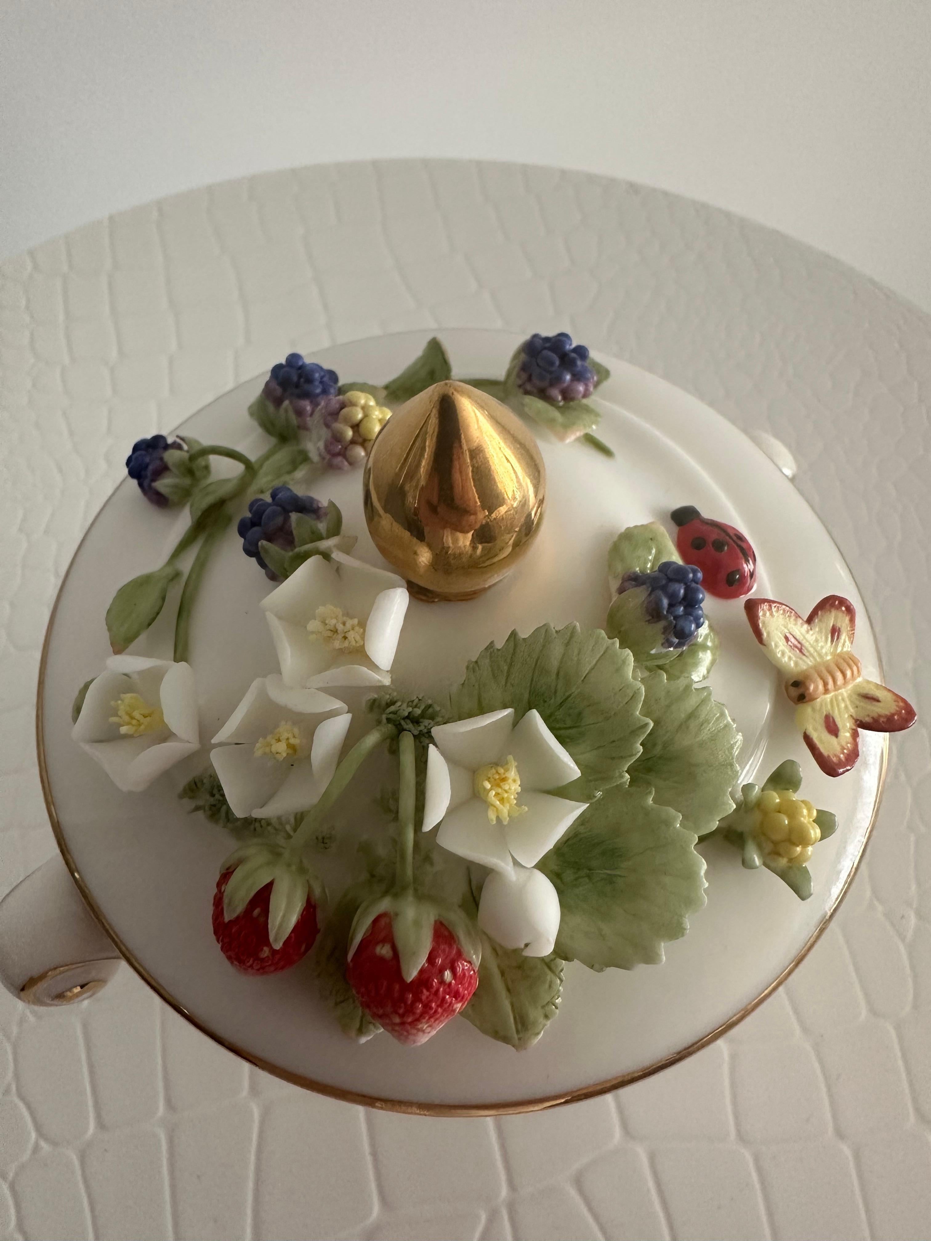 Handgefertigte Relief Gießen Porzellan Dekorative Wilde Erdbeere Design Zuckerdose im Angebot 1