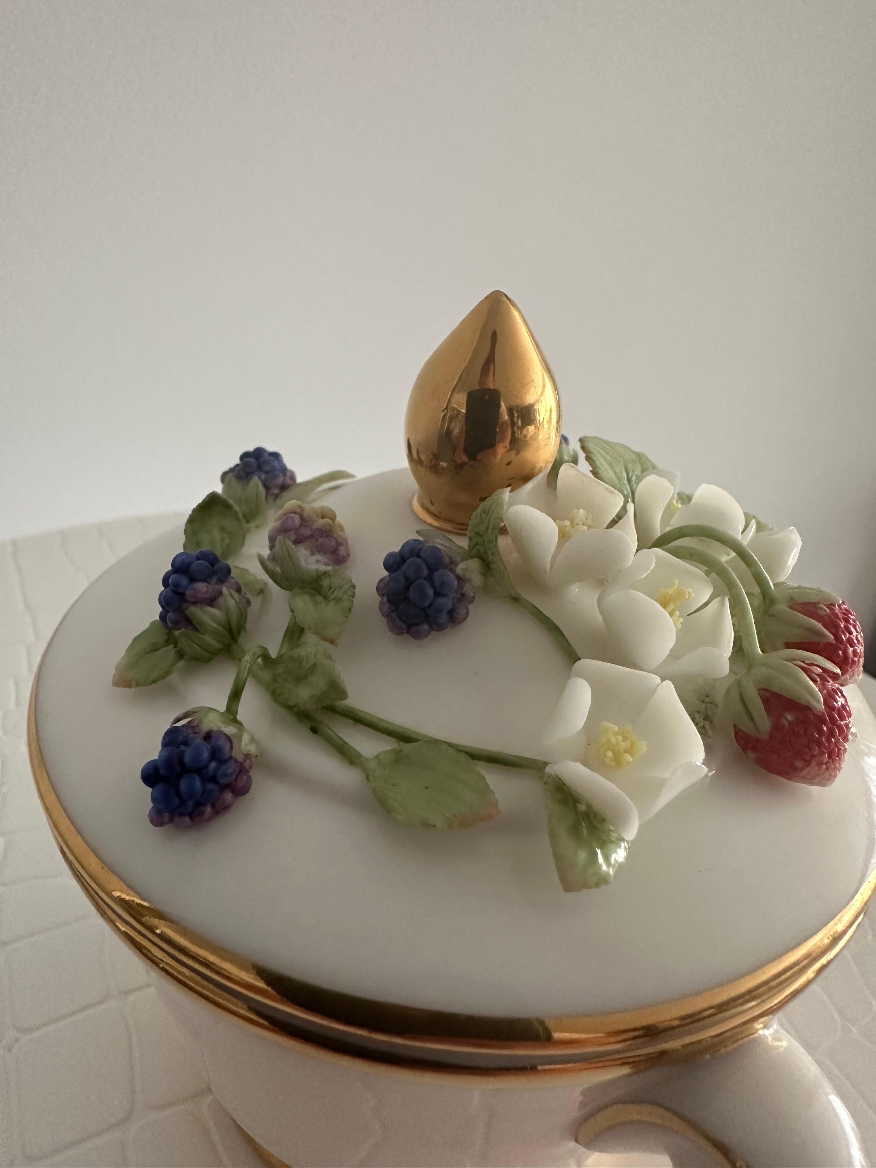 Handgefertigte Relief Gießen Porzellan Dekorative Wilde Erdbeere Design Zuckerdose im Angebot 2