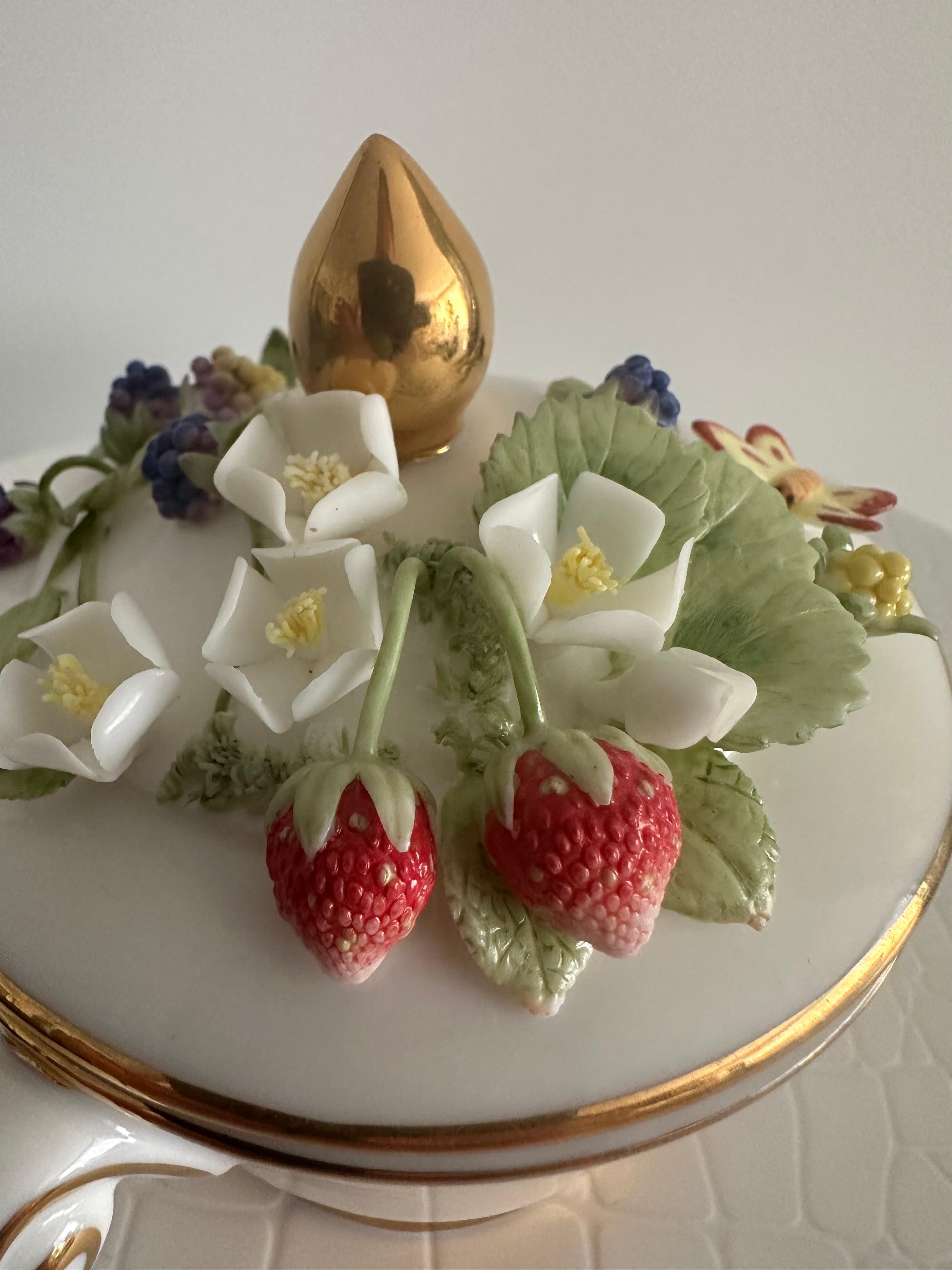 Handgefertigte Relief Gießen Porzellan Dekorative Wilde Erdbeere Design Zuckerdose im Angebot 3