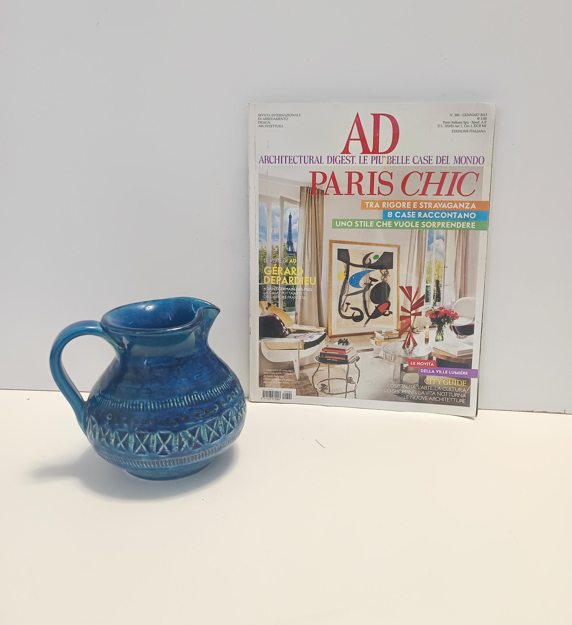 Handgefertigt in Italien, 1970er Jahre.
Dieser Krug ist aus blau lackierter Keramik aus Rimini hergestellt.
Da es sich um einen Vintage-Artikel handelt, kann er leichte Gebrauchsspuren aufweisen, befindet sich aber in einem ausgezeichneten