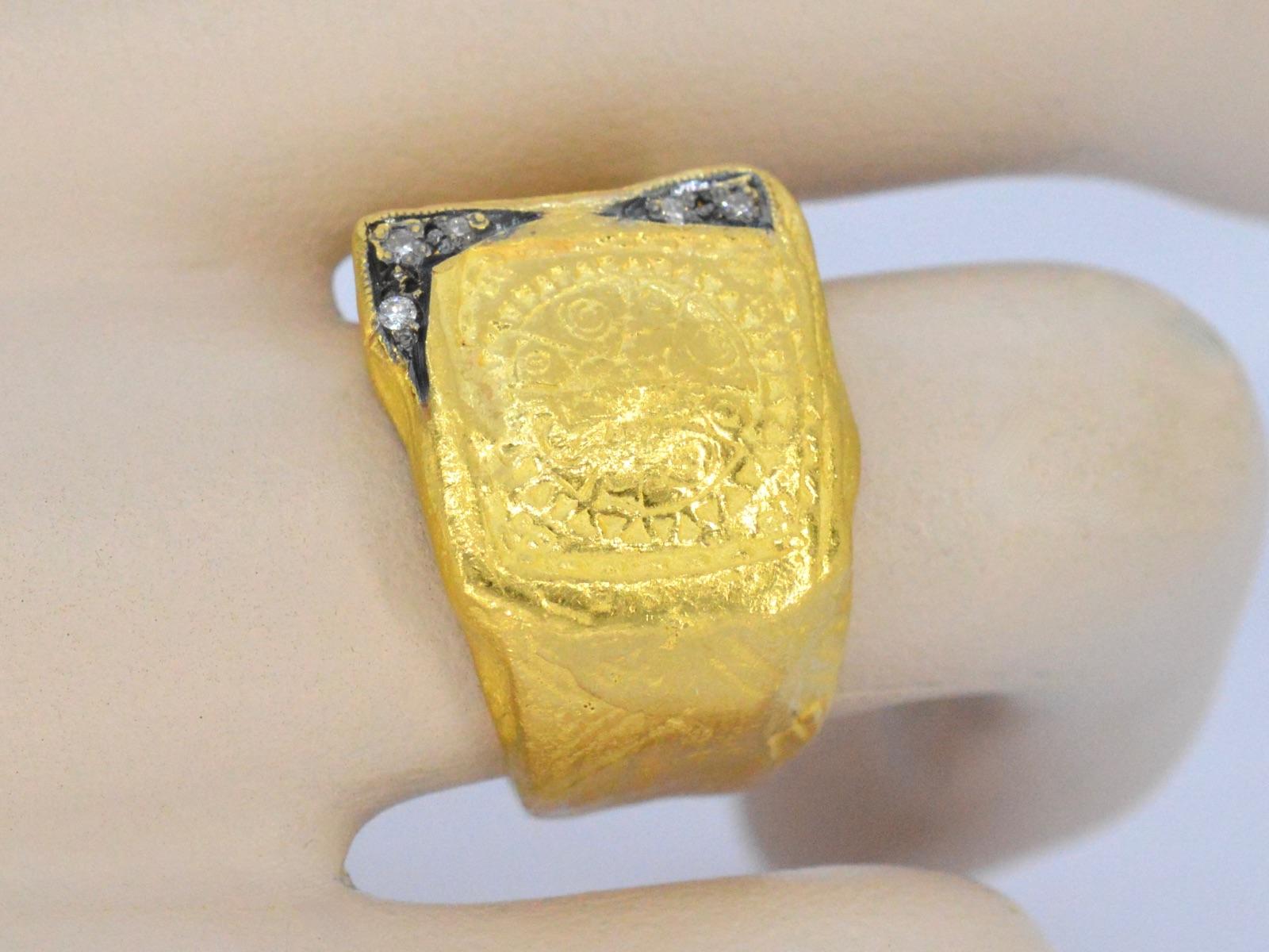 Diamanten: 5 Stück; Gewicht: 0,07 Karat; Schliffform: Brillantschliff; Farbe: F-G; Reinheit: VS-SI; Schliffqualität: Sehr schön; Juwel: Ring; Gewicht: 13,7 Gramm; Ringgröße (Maßanfertigung*): 54 (17,25 mm); MATERIAL: 21K Gold (hochwertig); Zustand:
