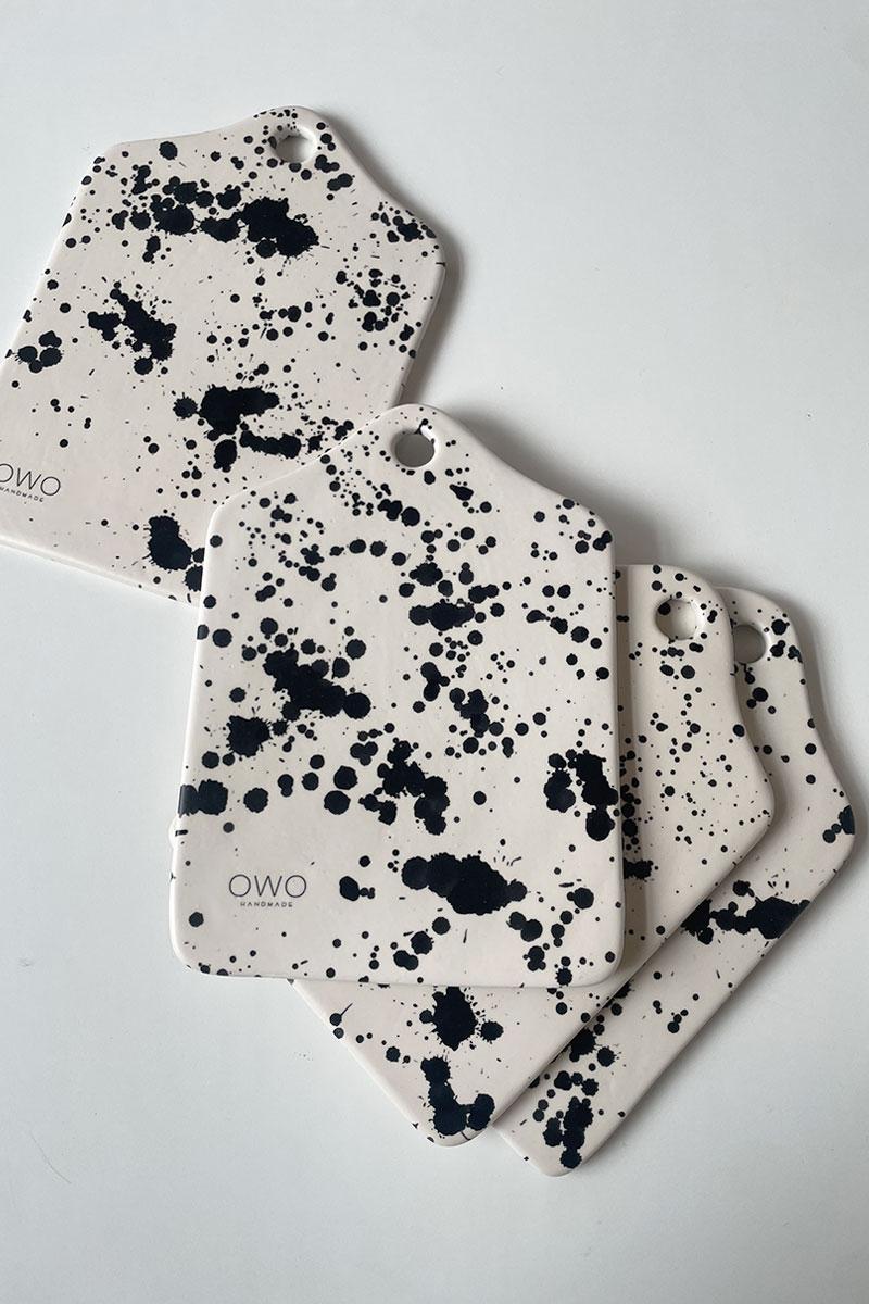 Tabla de cerámica para quesos hecha a mano - Salpicaduras en blanco y negro Moderno en venta