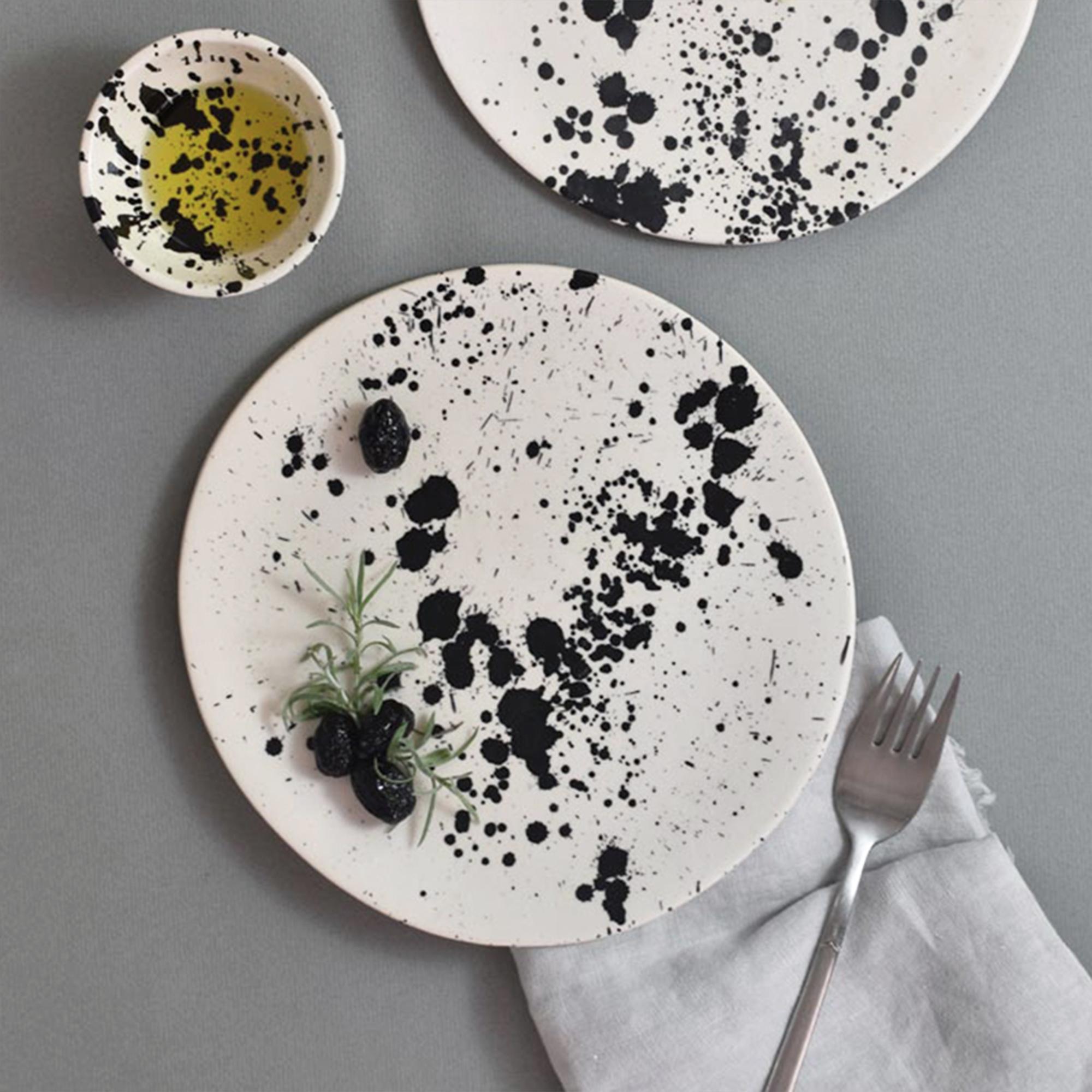 Handgefertigte Dessertteller aus Bergkeramik - 2er-Set - Schwarz-Weiß-Plattengeschirr (Keramik) im Angebot