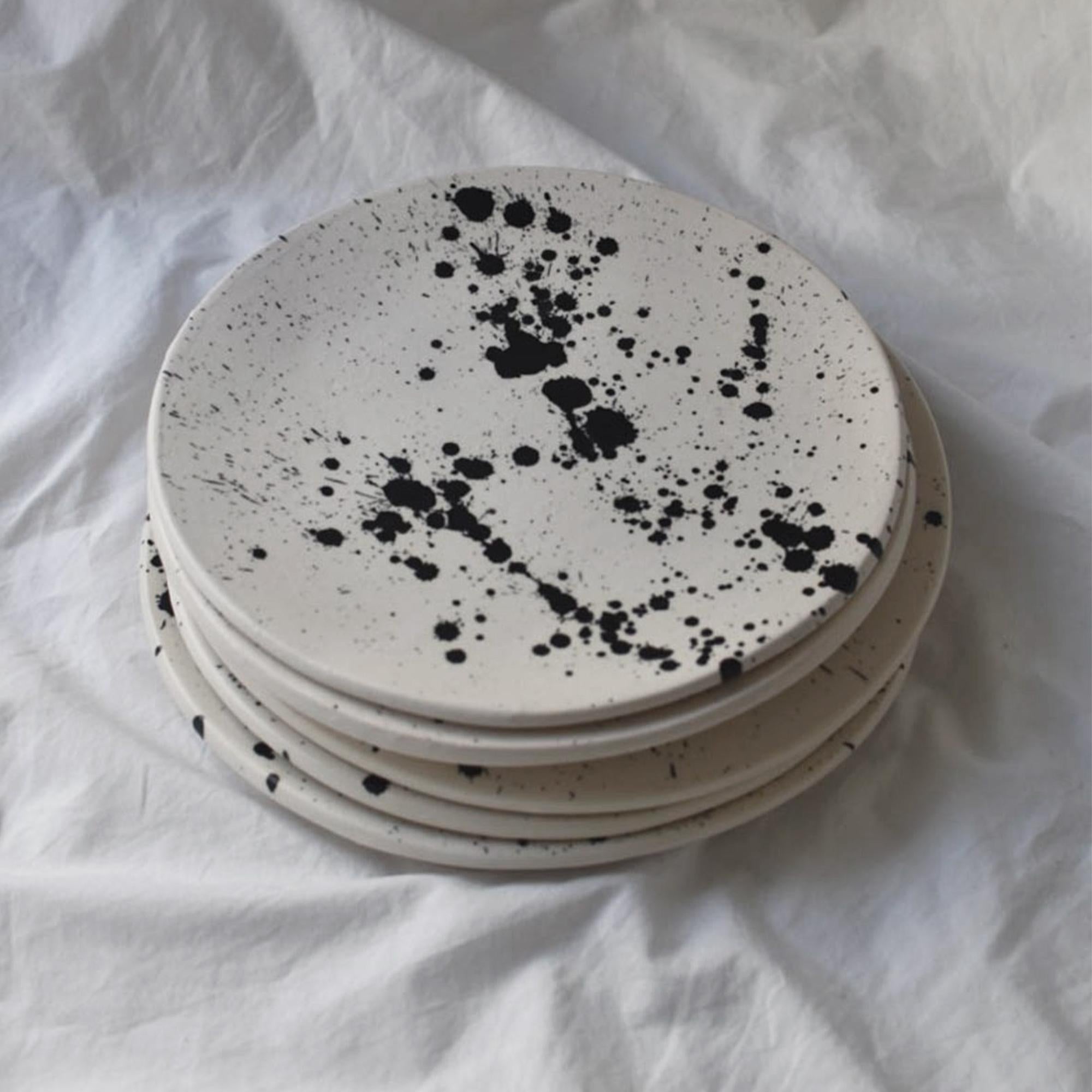 Moderne Assiettes à dîner en céramique Rock faites à la main - Lot de 2 - Black & White Splatterware en vente