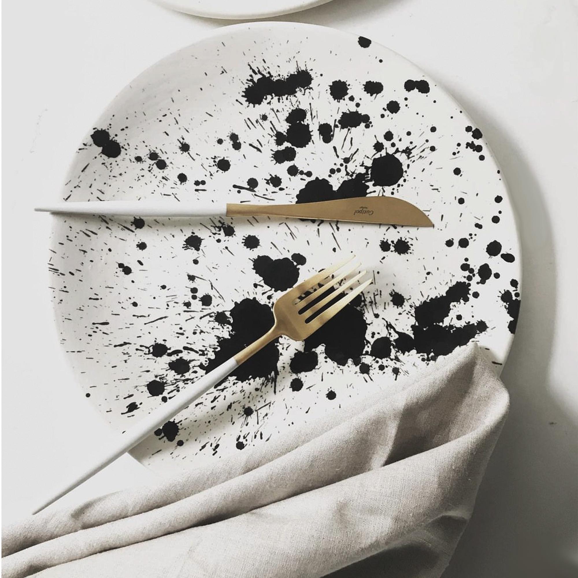 XXIe siècle et contemporain Assiettes à dîner en céramique Rock faites à la main - Lot de 2 - Black & White Splatterware en vente