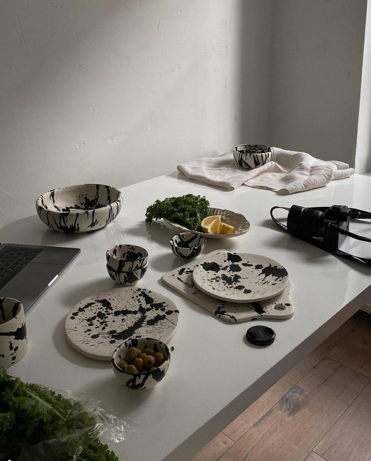 Moderne Saladier en céramique Rock fait main - Splatterware noir et blanc en vente