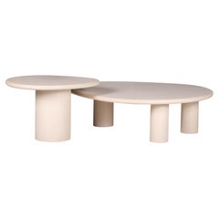 Ensemble de tables en plâtre naturel en forme de roche fabriquées à la main par la Galerie Philia Edition