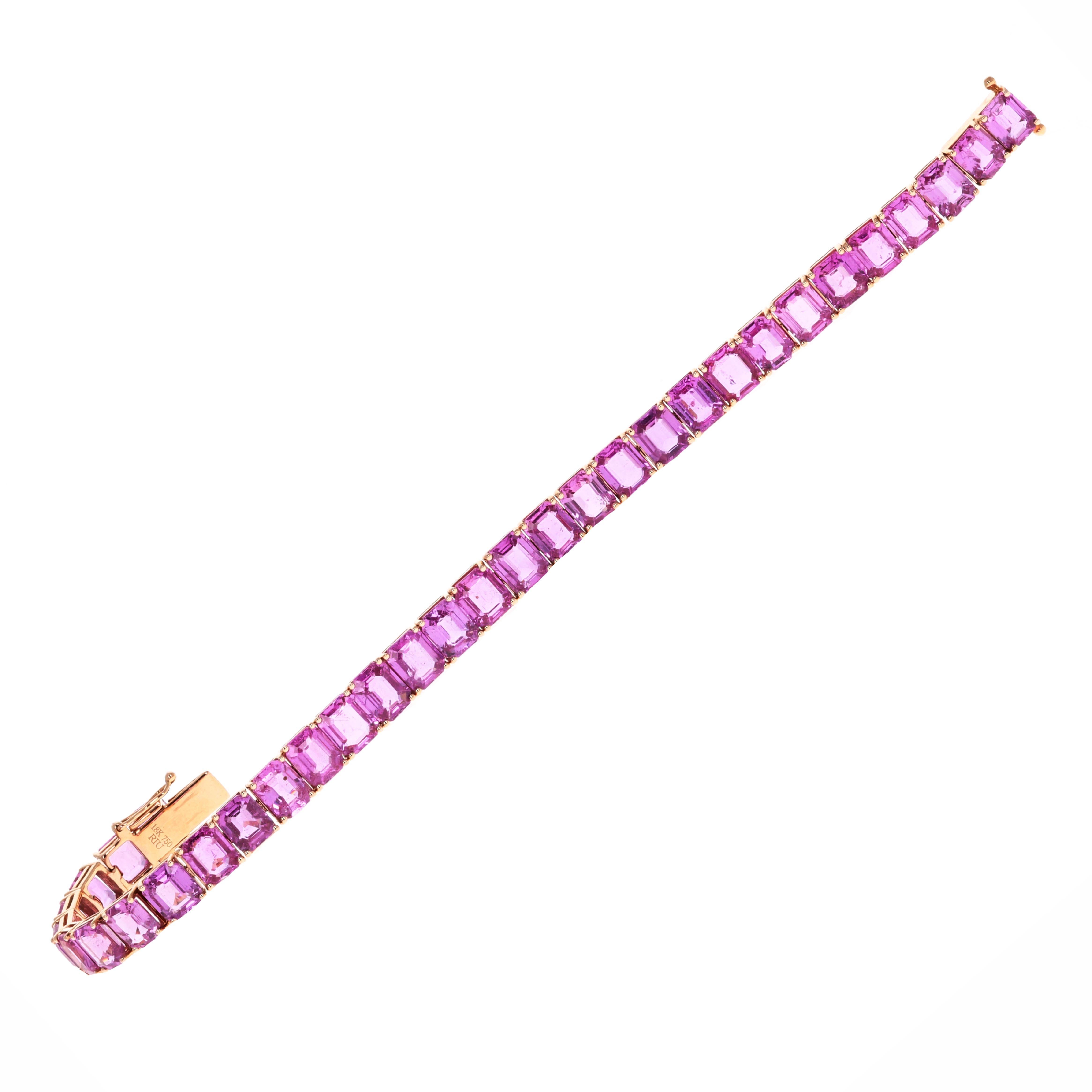 Handgefertigtes Tennisarmband aus 18 Karat Roségold mit rosa Saphiren. Jeder Stein ist perfekt aufeinander abgestimmt und hat eine pinke Farbe. Sie sind im Smaragdschliff und wiegen jeweils über 1 Karat. Es sind 33 Steine mit einem Gesamtgewicht von