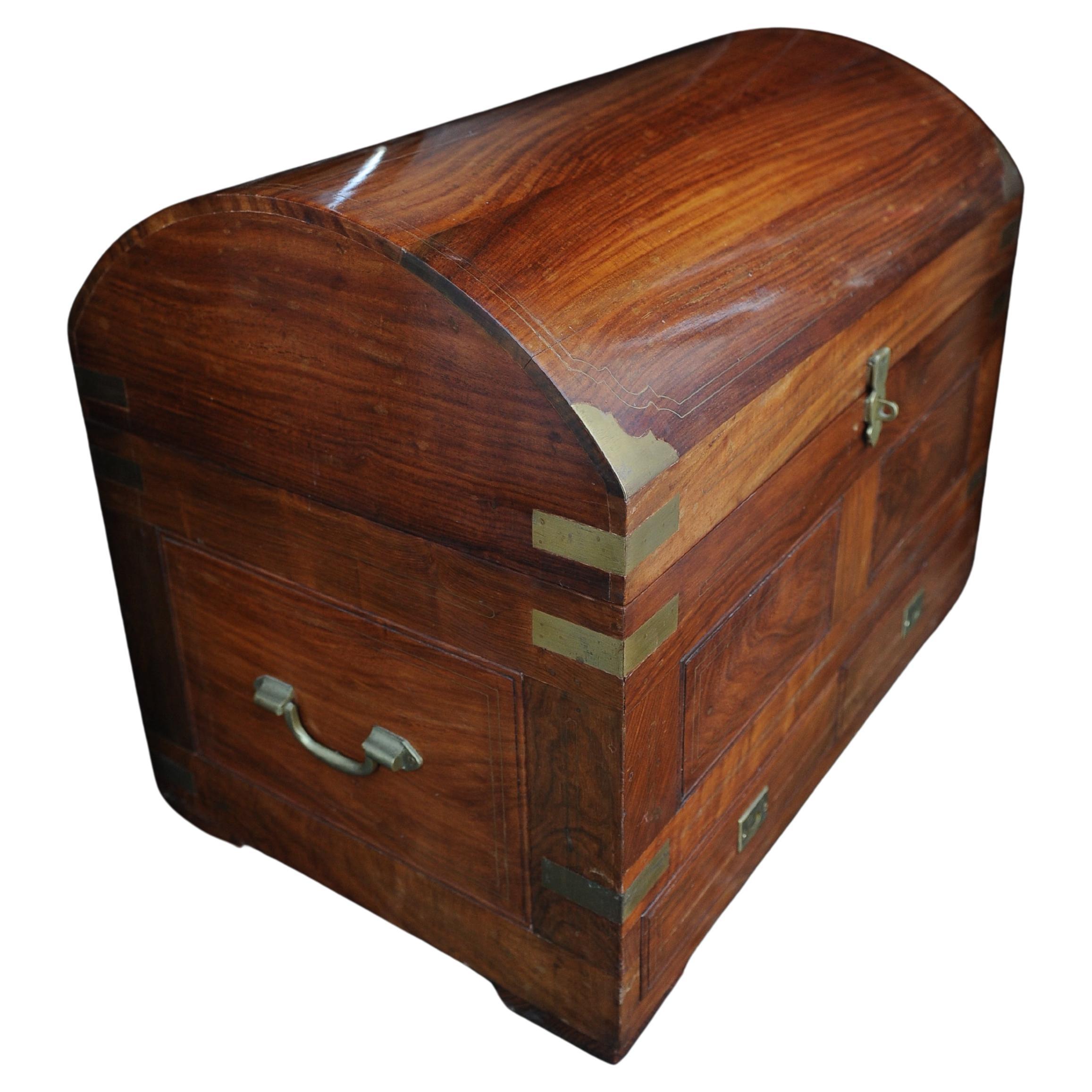 Uno squisito baule da capitano a due cassetti in legno duro e ottone lucidato a mano.

Decorato con intarsi in ottone e affiancato da due maniglie per il trasporto.

L'interno è dotato di un vassoio per le bevande rimovibile con greene & Greene.
Se