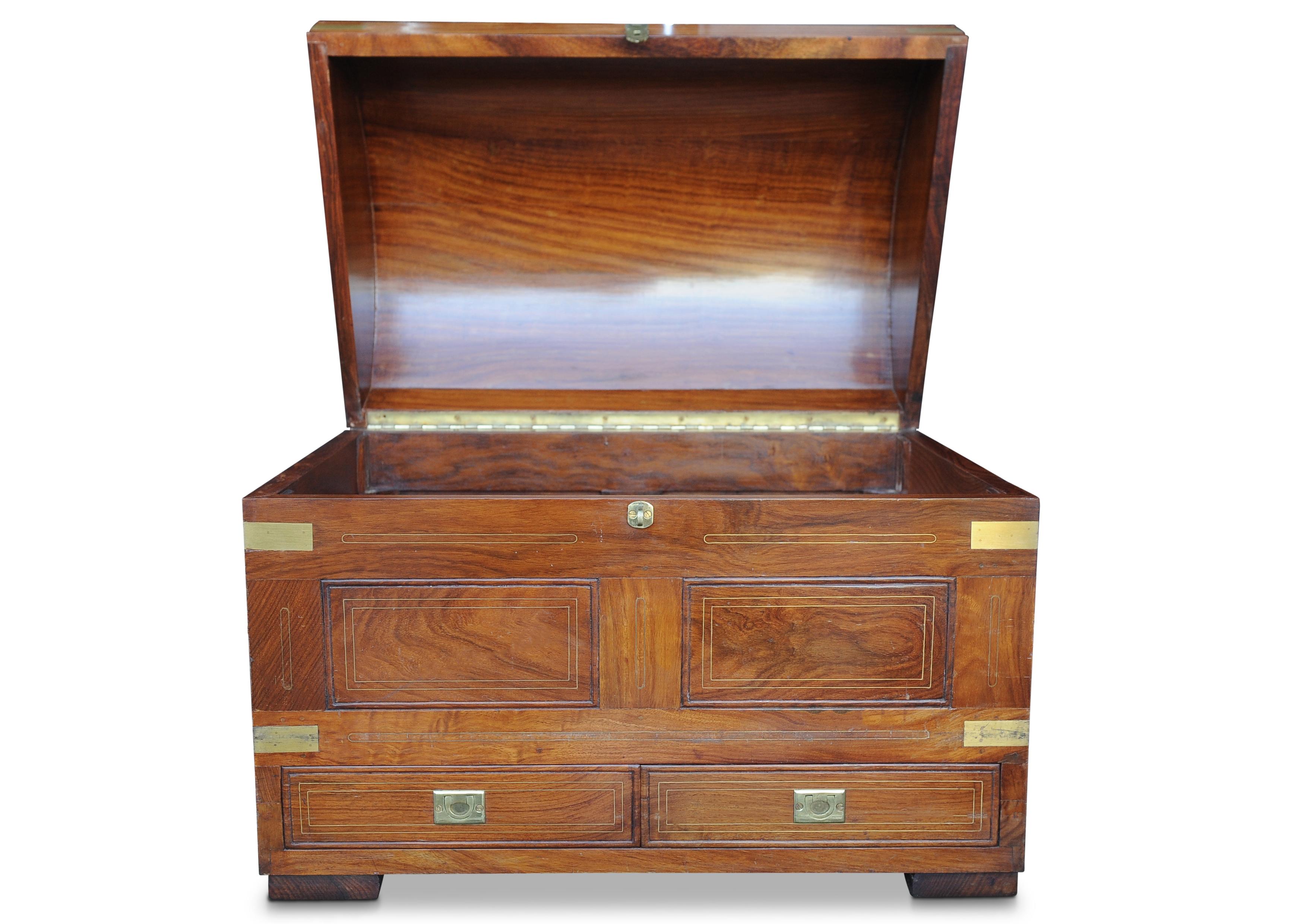 Ottone Cassapanca a due cassetti in legno duro e ottone lucidato a mano, di origine francese in vendita