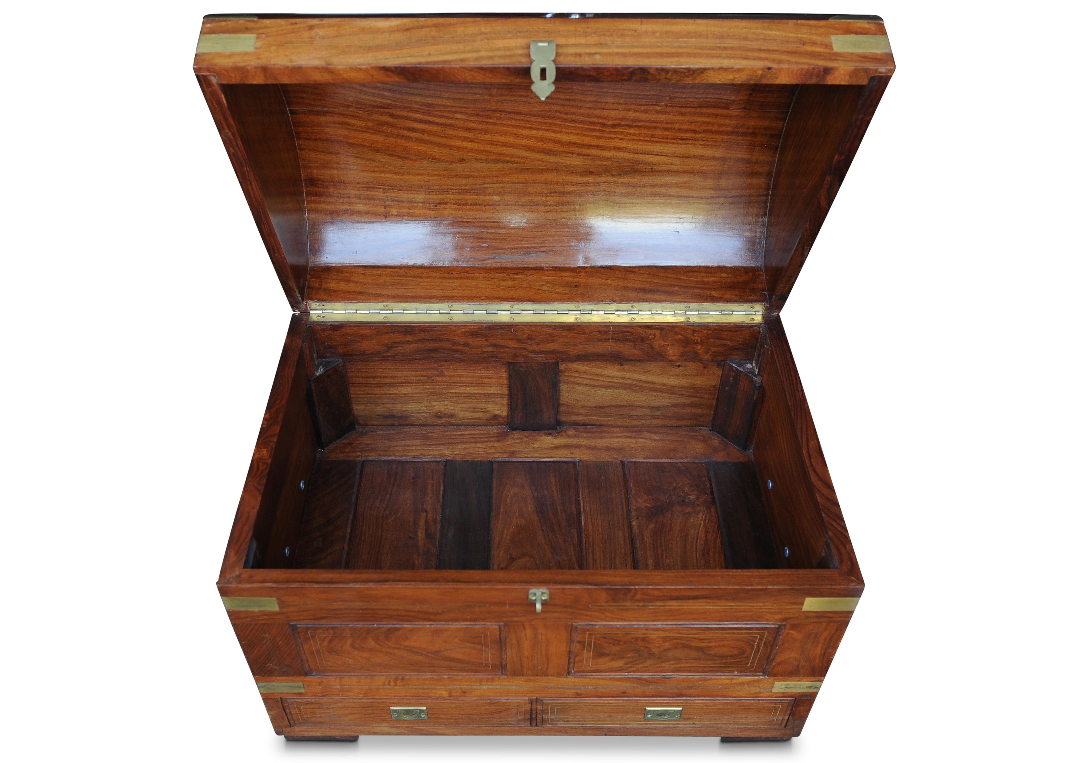 Cassapanca a due cassetti in legno duro e ottone lucidato a mano, di origine francese in vendita 1