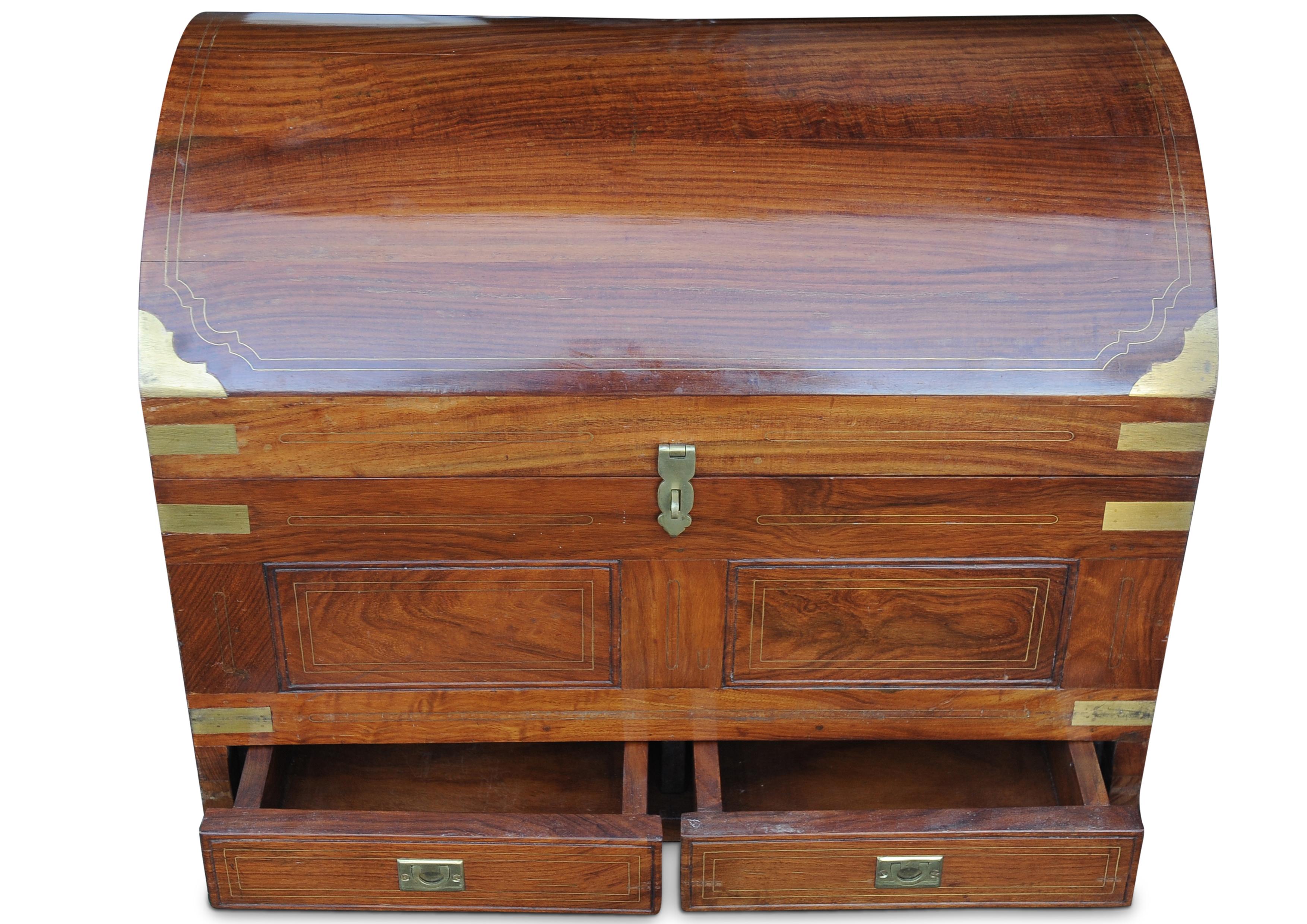 Cassapanca a due cassetti in legno duro e ottone lucidato a mano, di origine francese in vendita 3