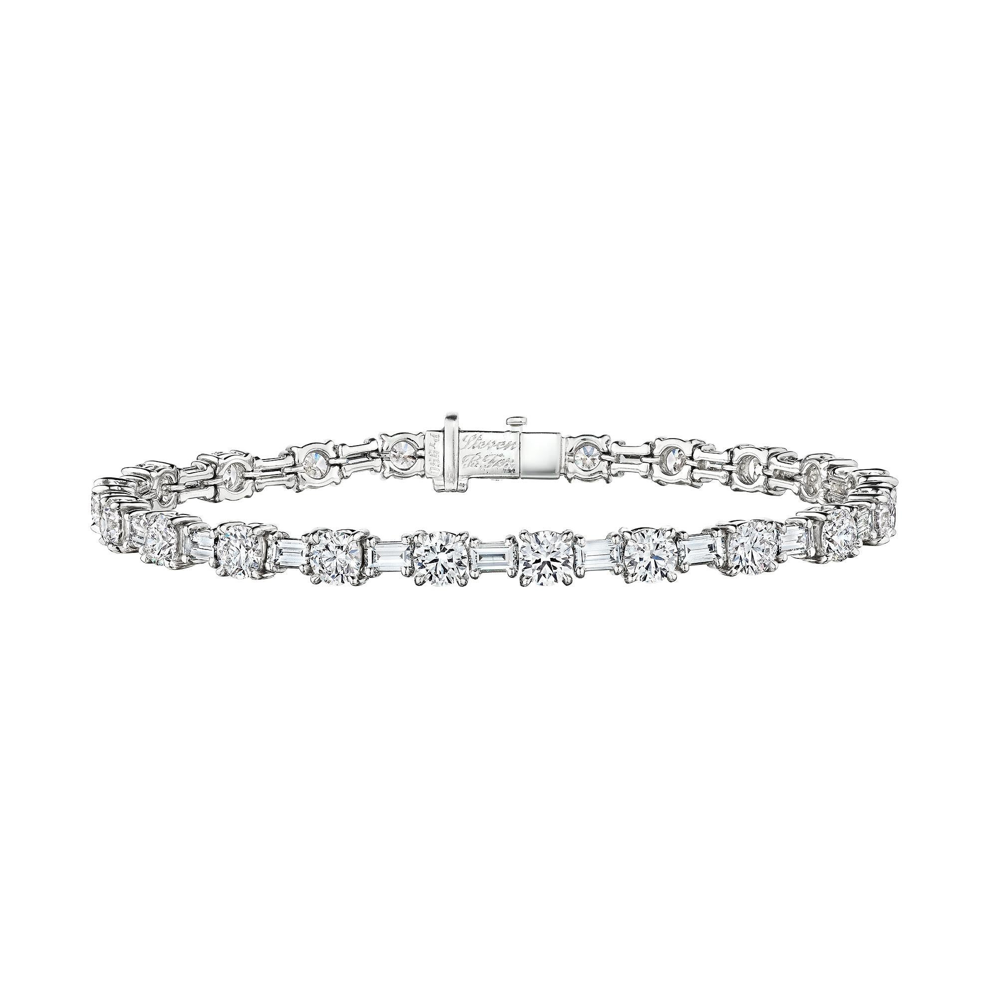 Mit insgesamt 7,46 Karat Diamanten im abwechselnden Baguette- und runden Brillant-Idealschliff ist dieses elegante Armband die perfekte Besetzung. Dieses von Steven Fox Jewelry handgefertigte und in Platin gefasste Armband aus der klassischen Linie