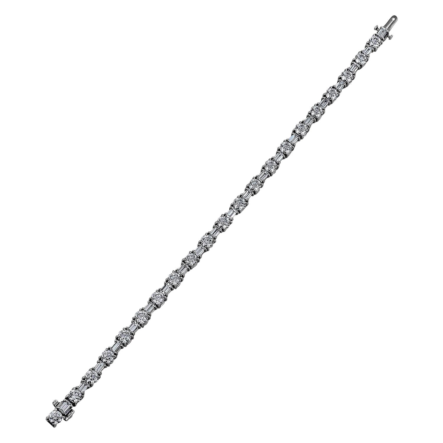 Handgefertigtes Armband mit rundem Baguettediamanten und Platinlinie im Angebot