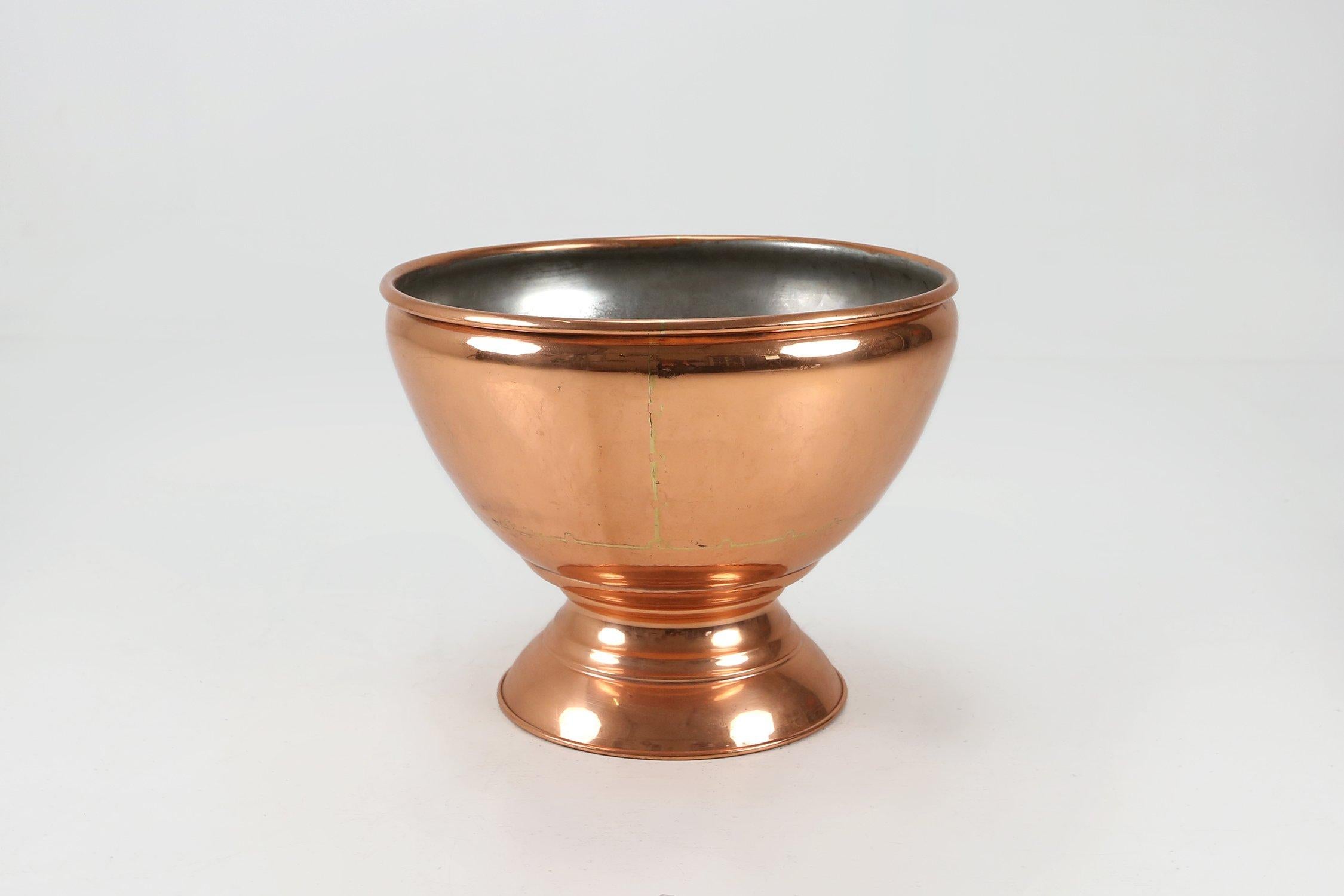 Großer runder Kupfereiskübel aus rosa Kupfer mit goldener Kupferverzierung. Handgefertigt im Art-déco-Stil in Belgien in den 1930er Jahren.

Dieses exquisite Stück ist ein schöner Ausdruck von Raffinesse und Stil. Die aus hochwertigem Kupfer