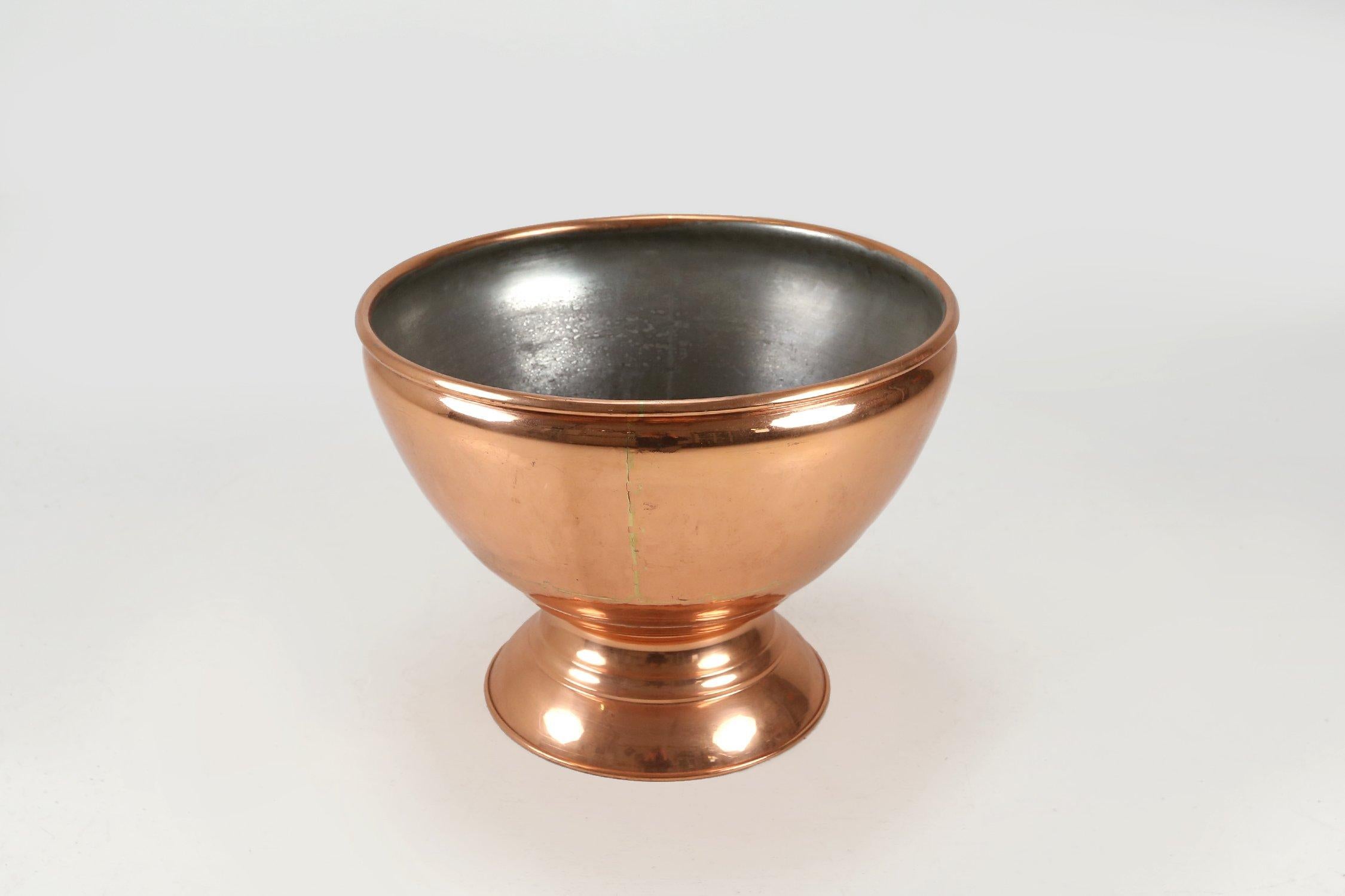 Handgefertigter runder Kupfer-Eiskübel oder Schale, Belgien 1930er Jahre (Art déco) im Angebot