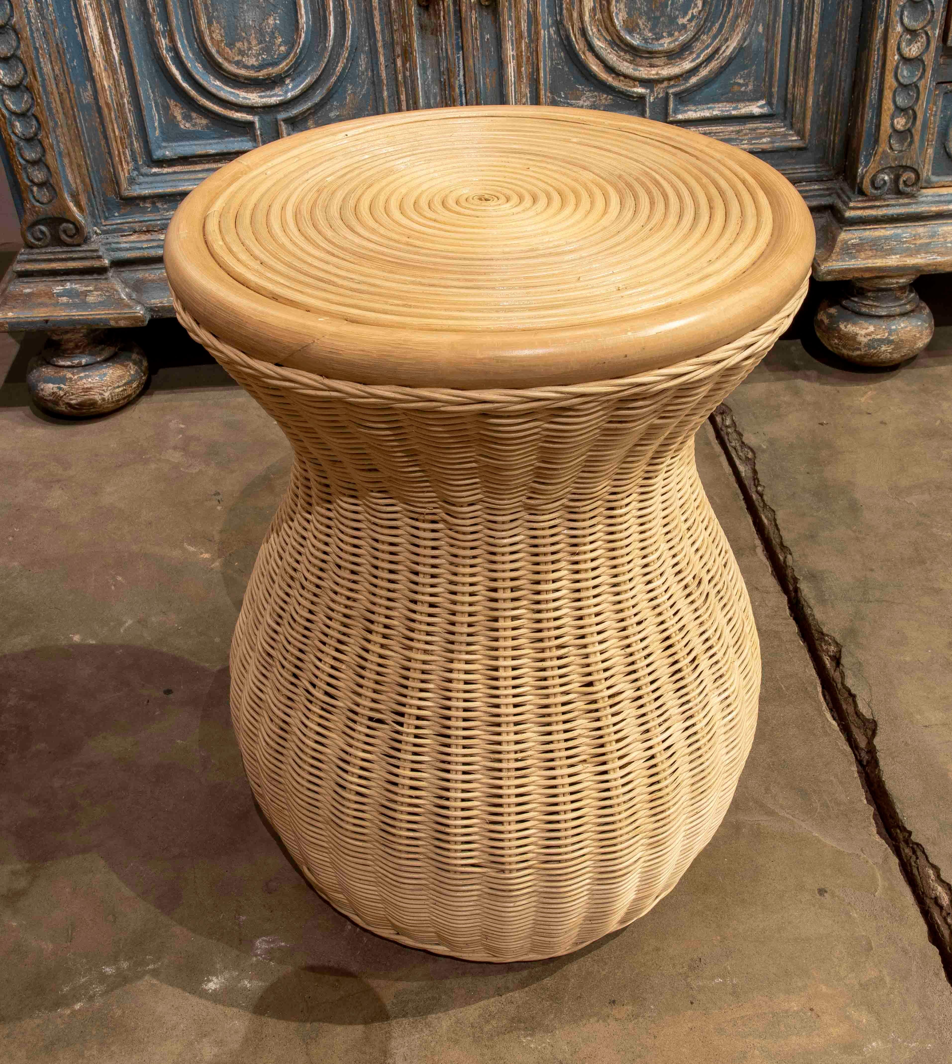 Handmade Round Rattan and Wicker Stool In Good Condition For Sale In Marbella, ES