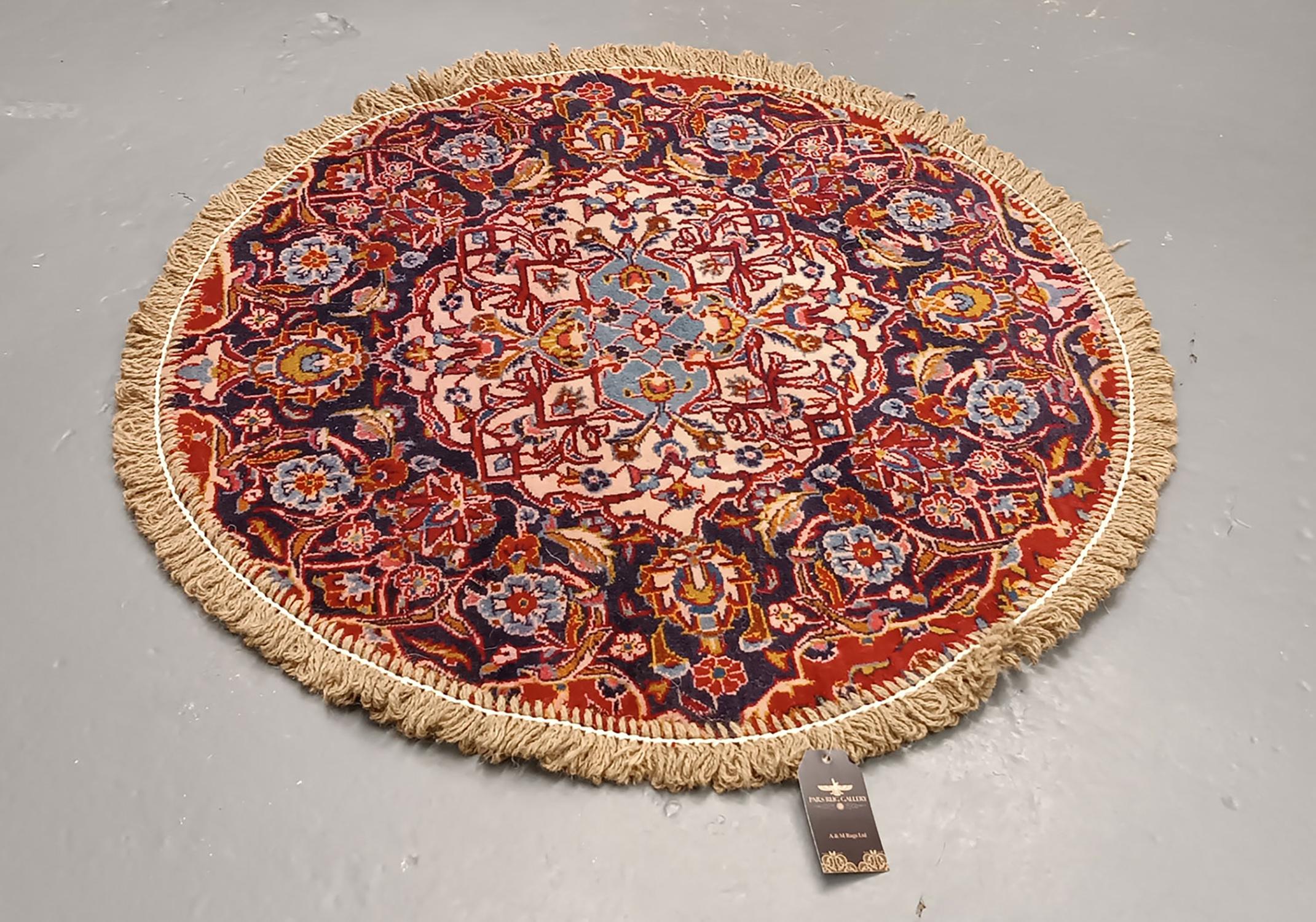 Handgefertigter Orientteppich mit traditionellem Blumenmuster, gewebt mit organischen Pflanzenfarben auf Lammwolle, macht diese kleine runde Matte perfekt für jeden modernen oder traditionellen Hauseingang. Diese kreisförmige Fußmatte für den