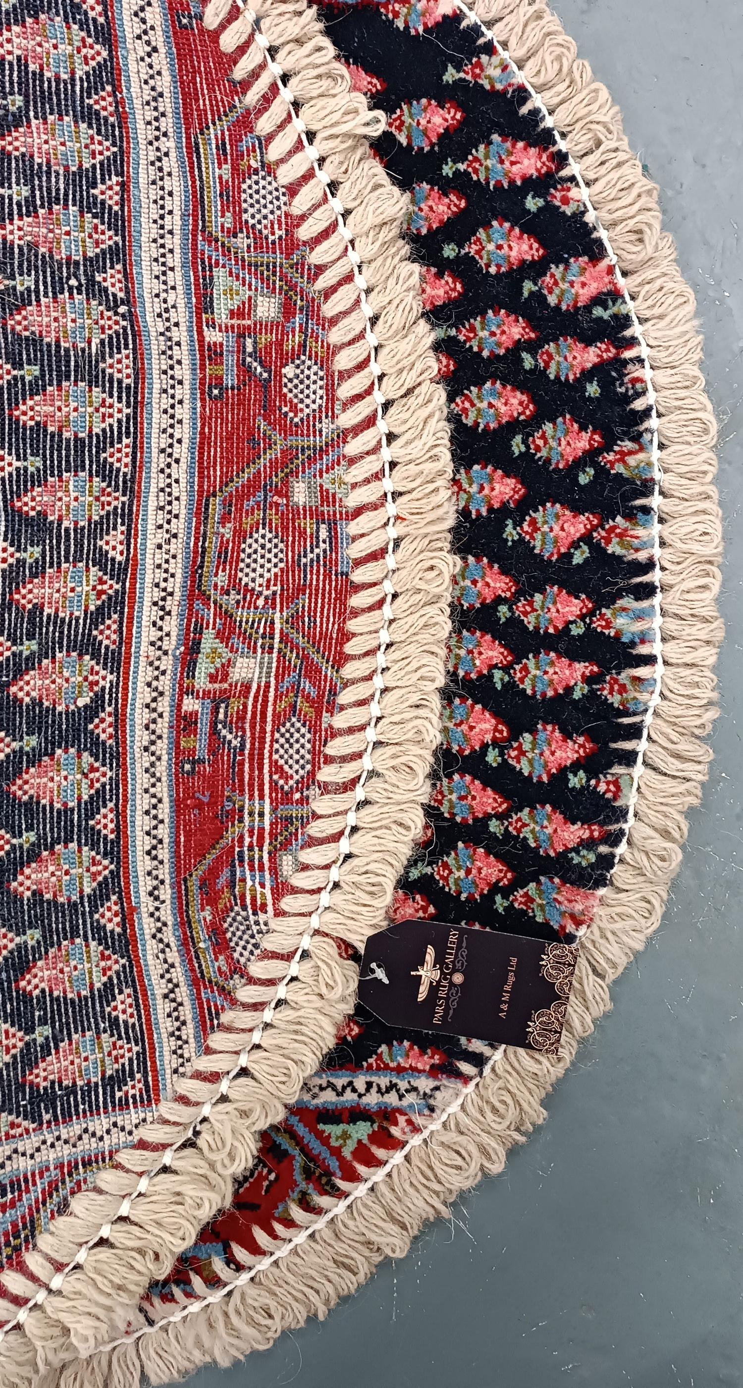 Handgefertigter Orientteppich mit traditionellem Blumenmuster, gewebt mit organischen Pflanzenfarben auf Lammwolle, macht diese kleine runde Matte perfekt für jeden modernen oder traditionellen Hauseingang. Diese kreisförmige Fußmatte für den