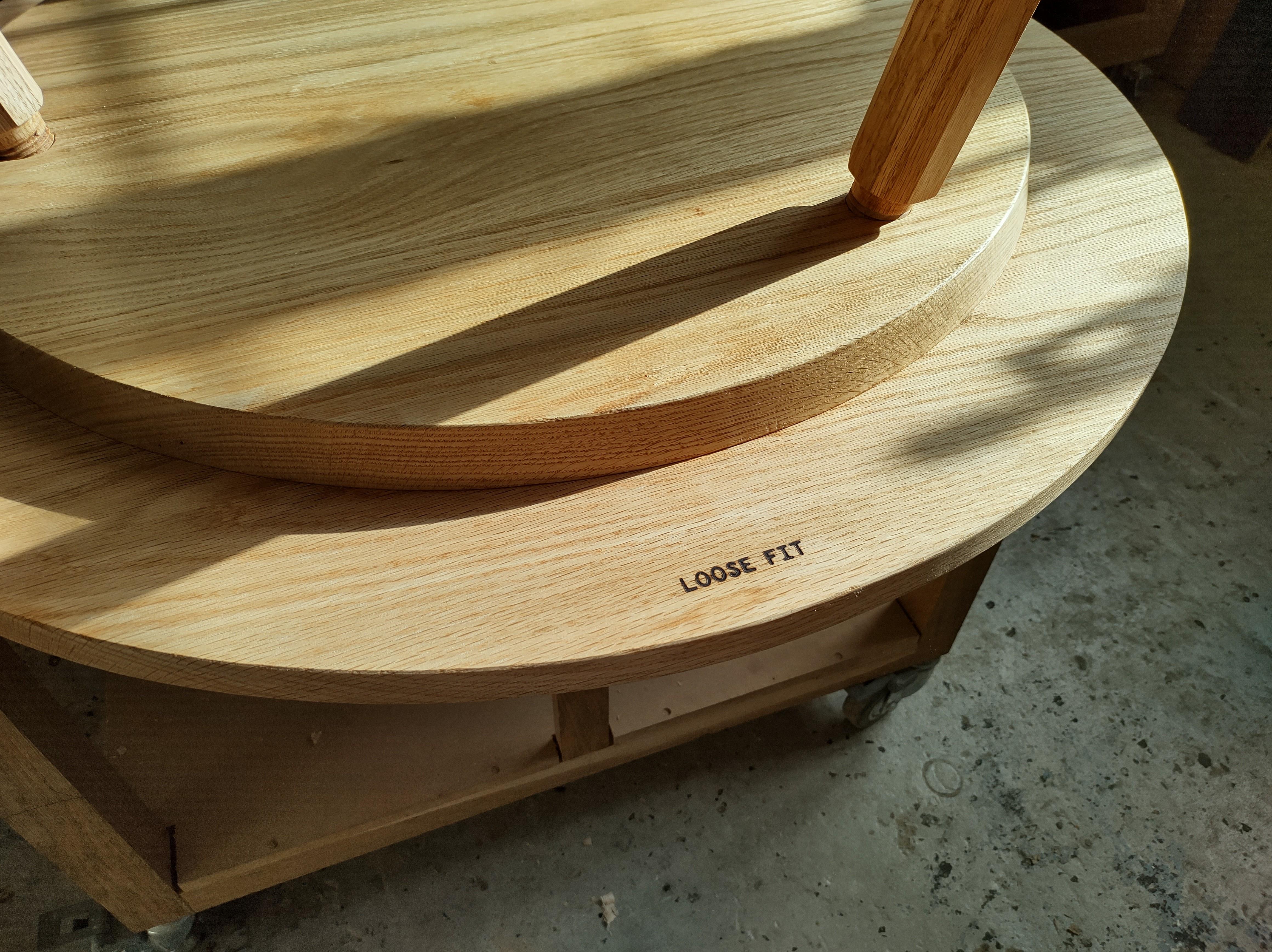 Table de salle à manger ronde avec pieds à vis en bois de frêne massif fabriquée à la main au Royaume-Uni en vente 2