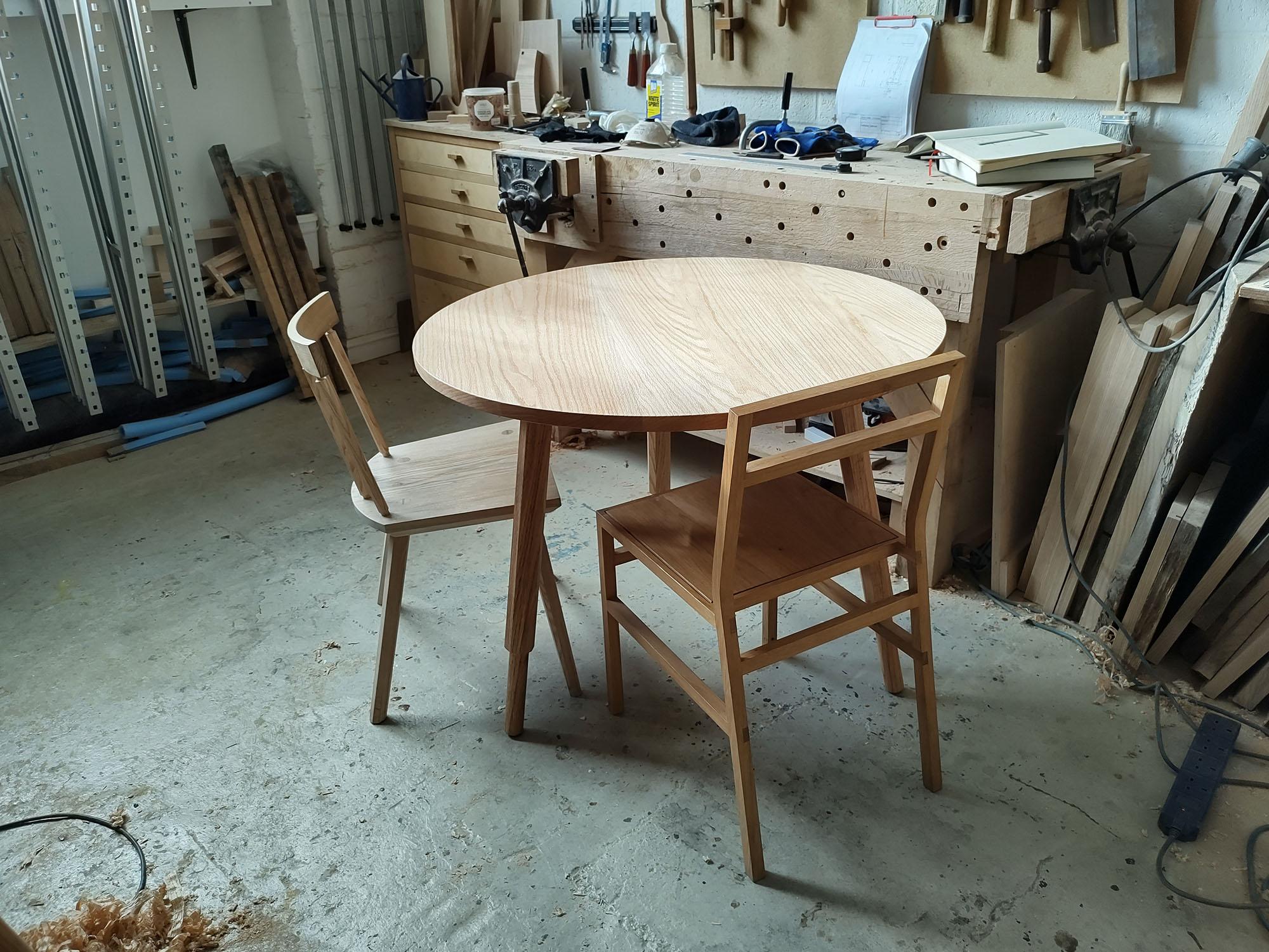 Table de salle à manger ronde avec pieds à vis en bois de frêne massif fabriquée à la main au Royaume-Uni en vente 3