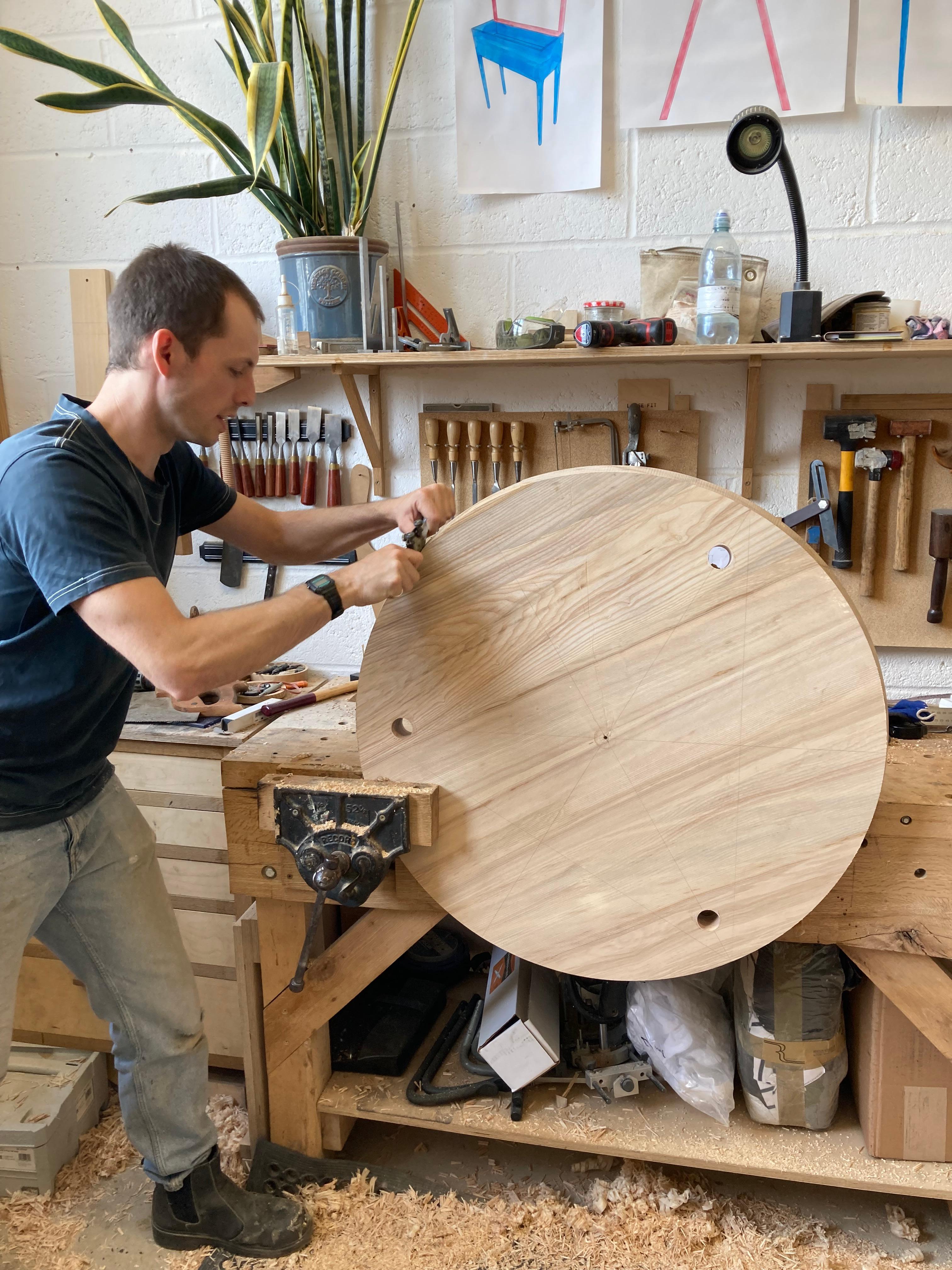 Table de salle à manger ronde avec pieds à vis en bois de frêne massif fabriquée à la main au Royaume-Uni en vente 4