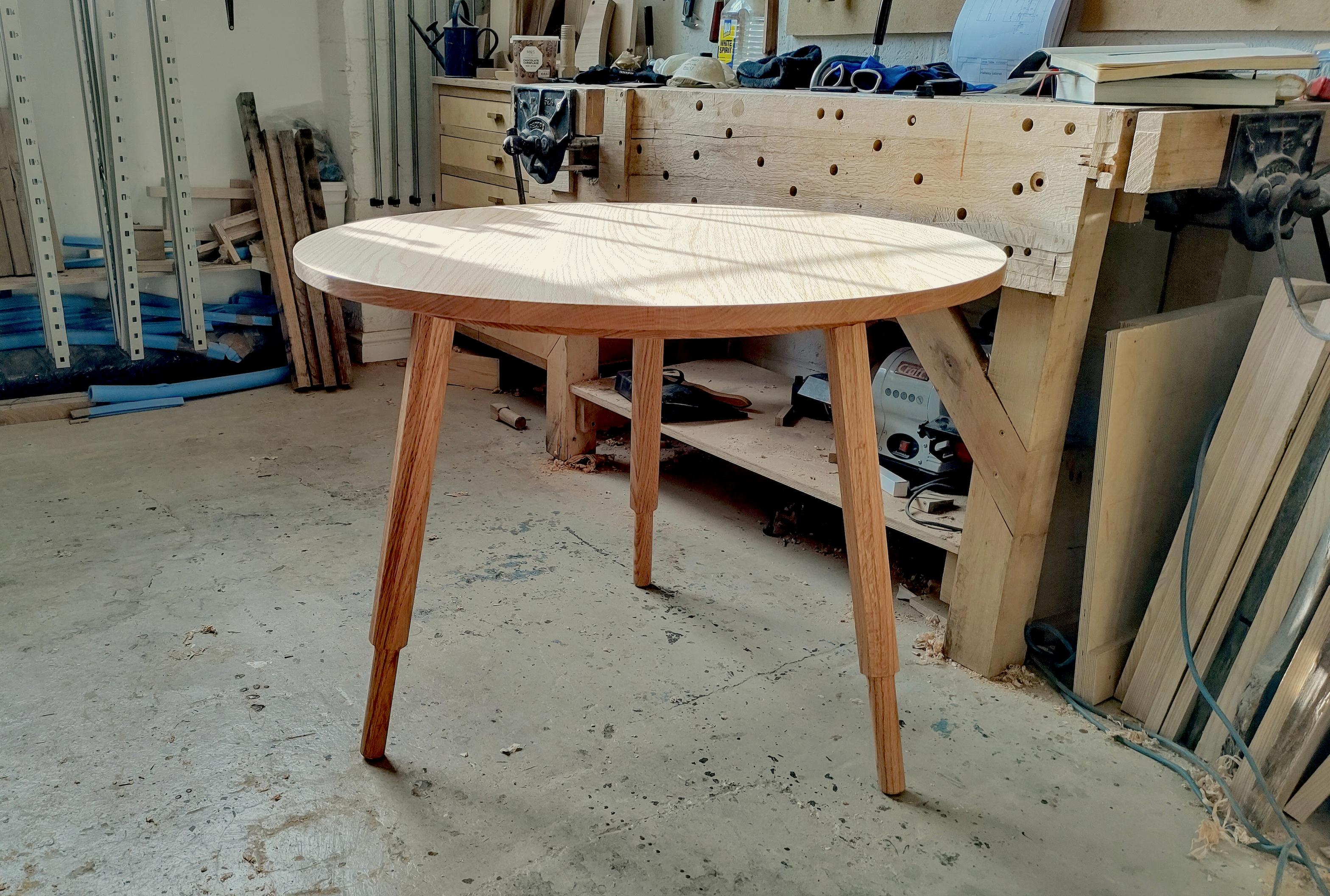 Table de salle à manger ronde avec pieds à vis en bois de frêne massif fabriquée à la main au Royaume-Uni en vente 7