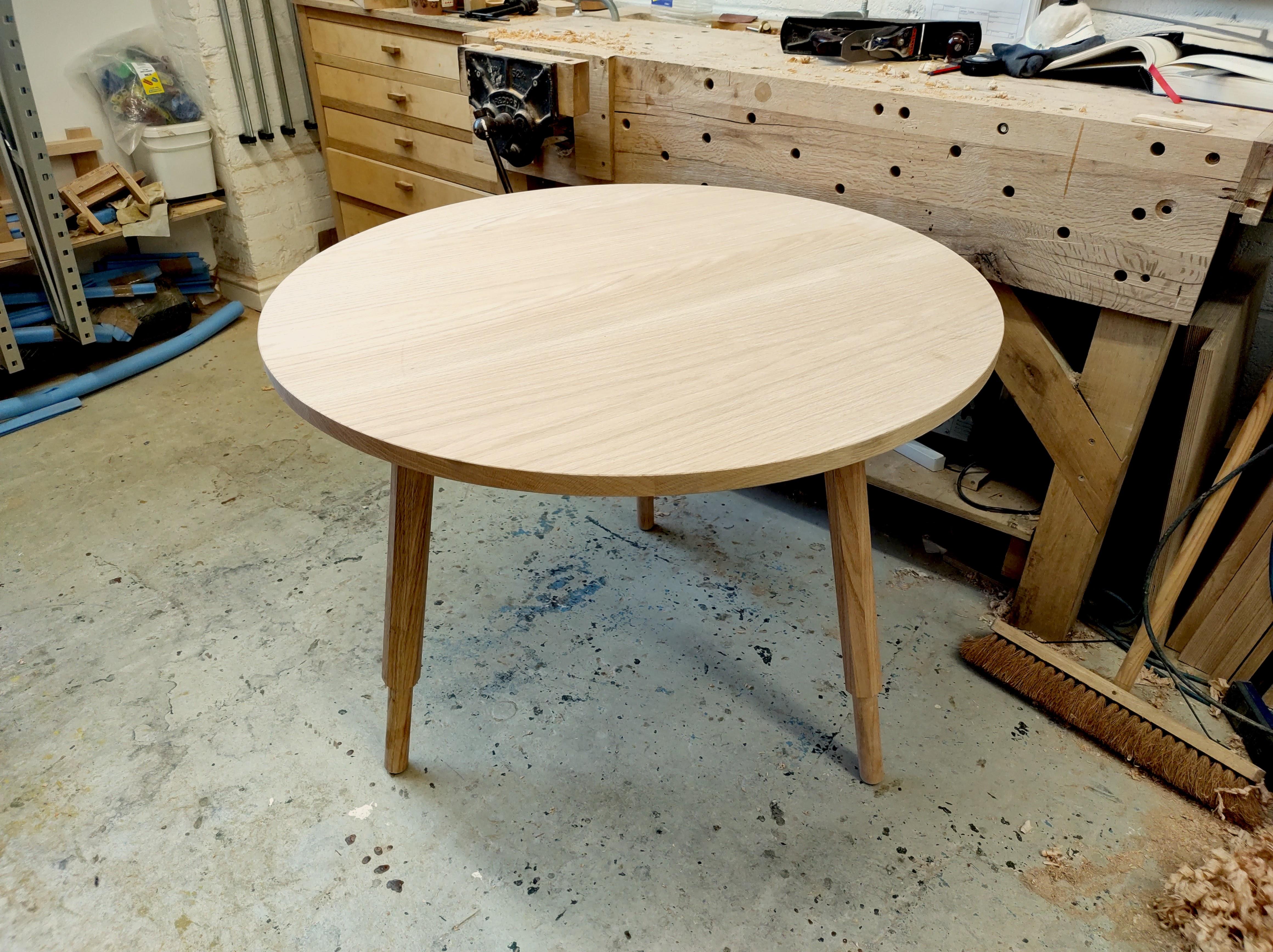 Table de salle à manger ronde avec pieds à vis en bois de frêne massif fabriquée à la main au Royaume-Uni en vente 8