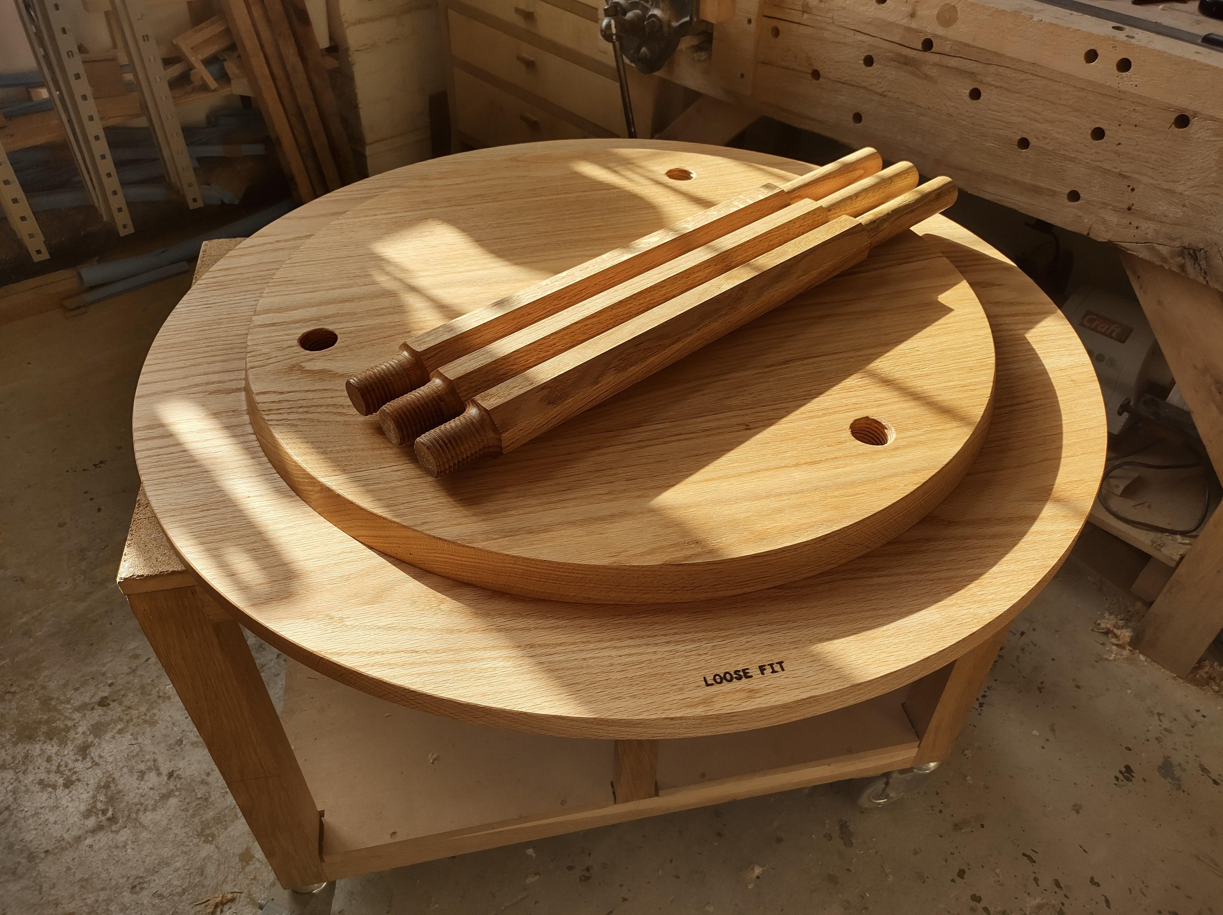 Table de salle à manger ronde avec pieds à vis en bois de frêne massif fabriquée à la main au Royaume-Uni en vente 9