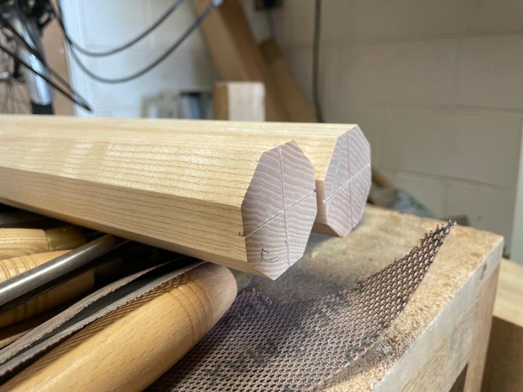Mesa de Comedor Redonda con Patas Atornilladas Madera Maciza de Fresno Inglés Hecha a Mano en el Reino Unido en venta 11