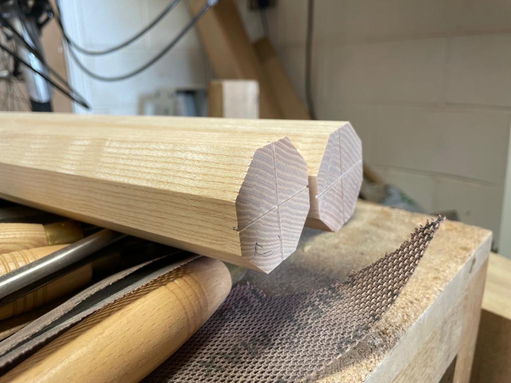 Table de salle à manger ronde avec pieds à vis en bois de frêne massif fabriquée à la main au Royaume-Uni en vente 10