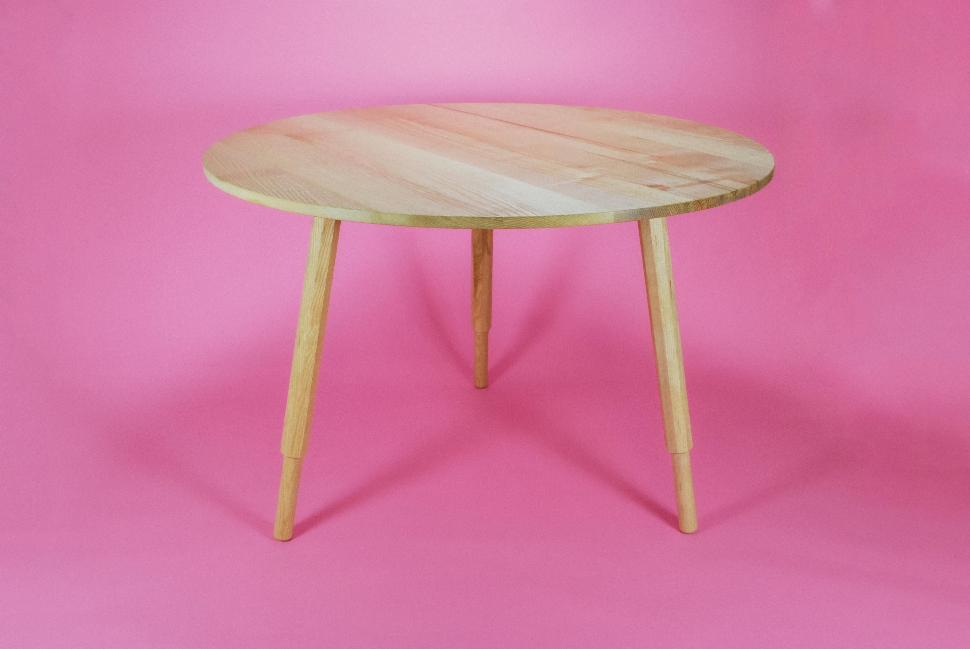 Mid-Century Modern Table de salle à manger ronde avec pieds à vis en bois de frêne massif fabriquée à la main au Royaume-Uni en vente