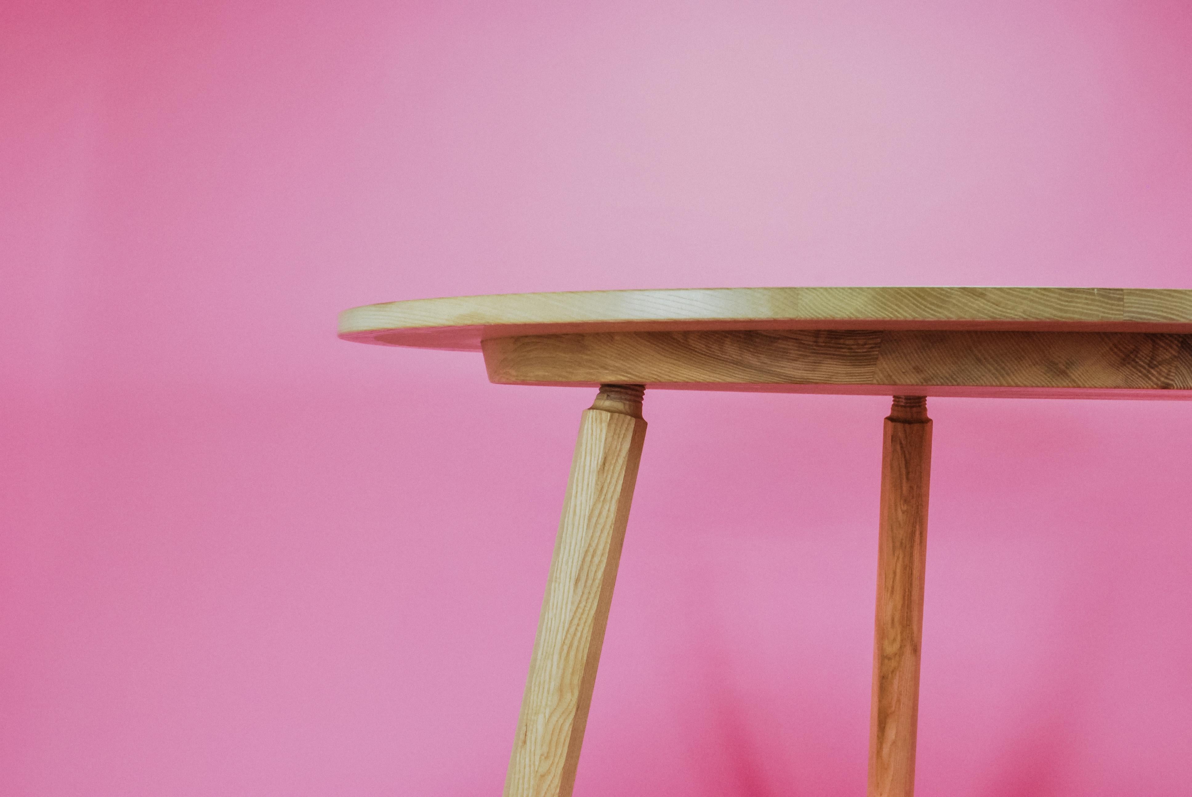 Britannique Table de salle à manger ronde avec pieds à vis en bois de frêne massif fabriquée à la main au Royaume-Uni en vente
