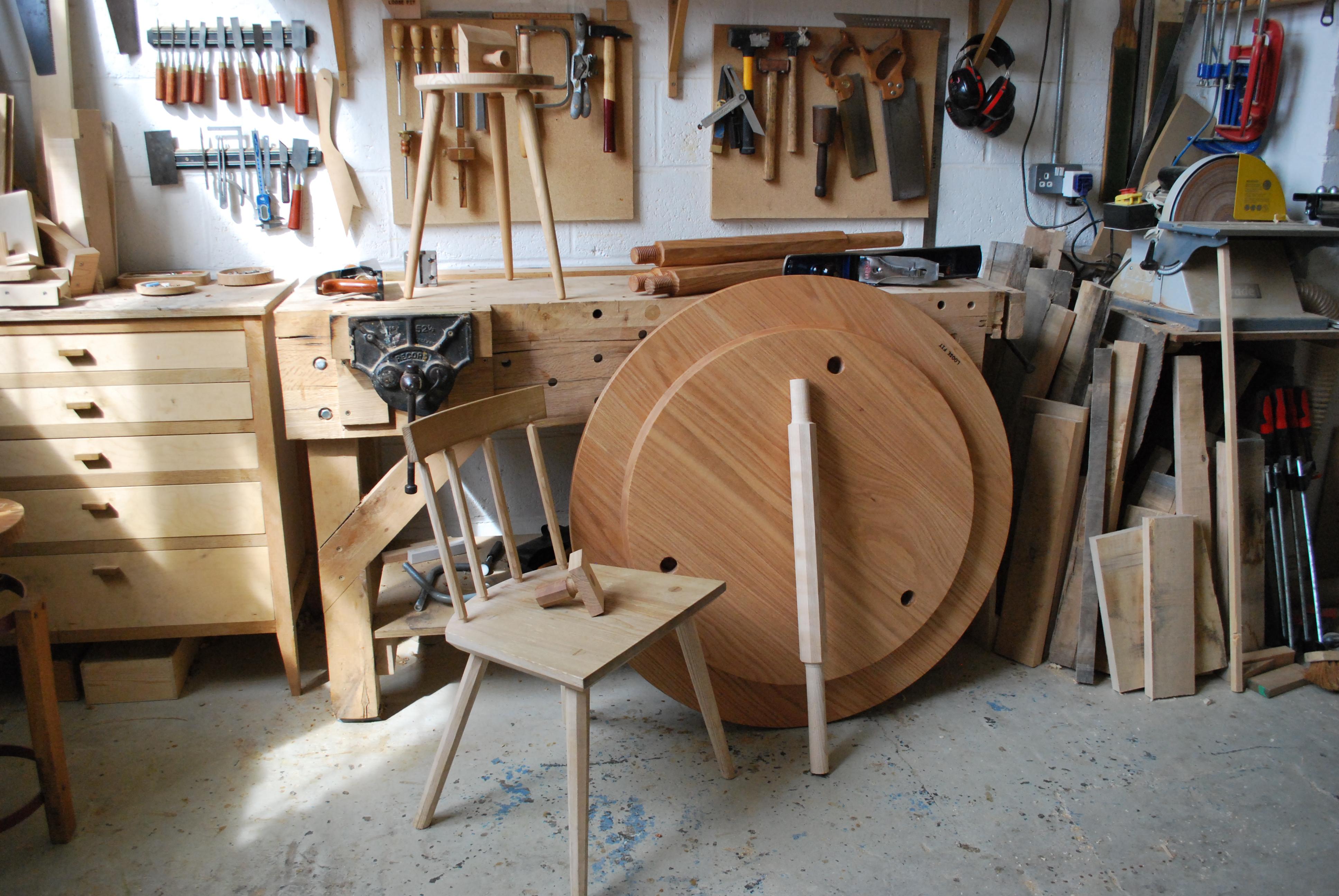 Bois Table de salle à manger ronde avec pieds à vis en bois de frêne massif fabriquée à la main au Royaume-Uni en vente