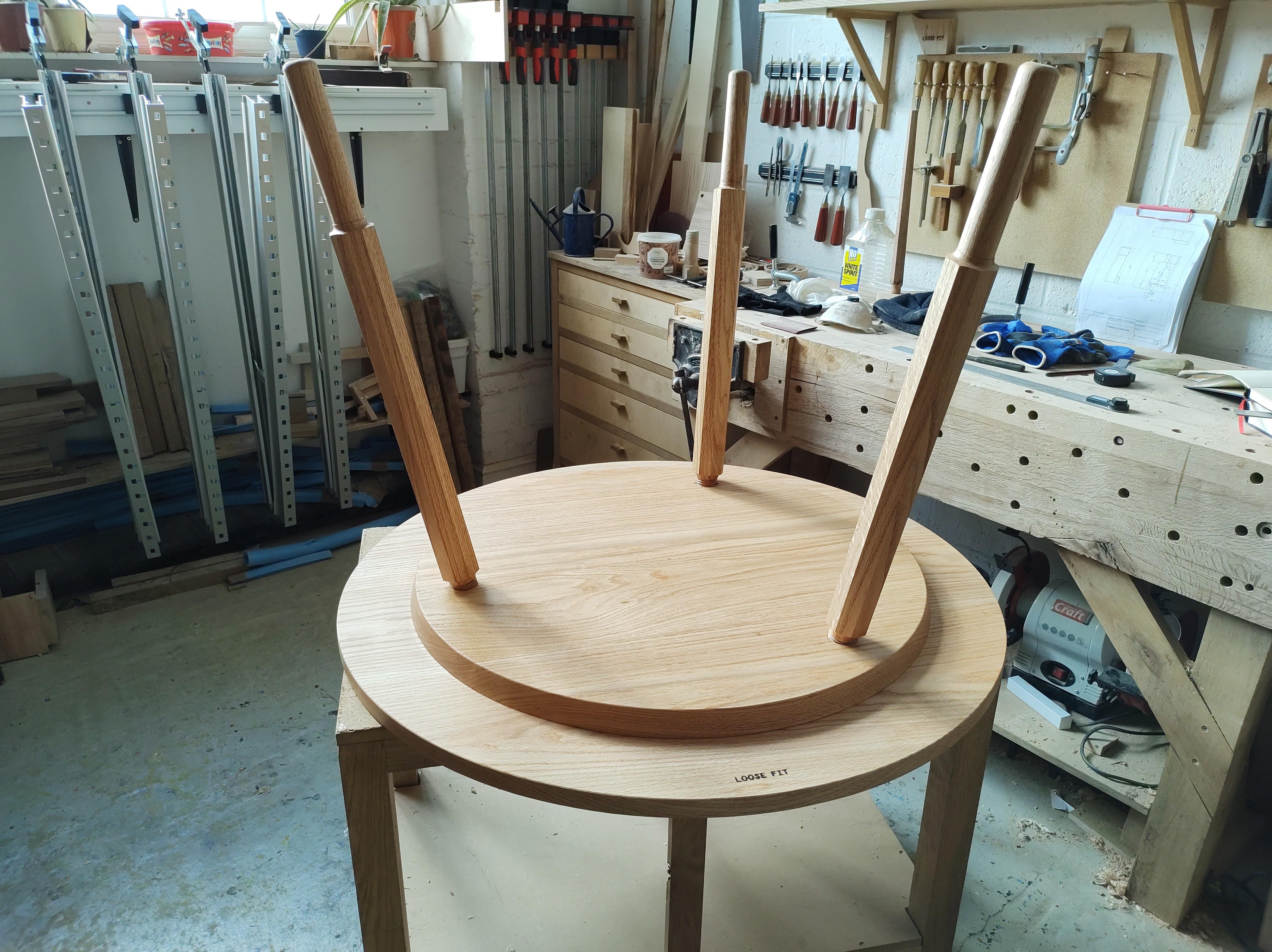 Table de salle à manger ronde avec pieds à vis en bois de frêne massif fabriquée à la main au Royaume-Uni en vente 1