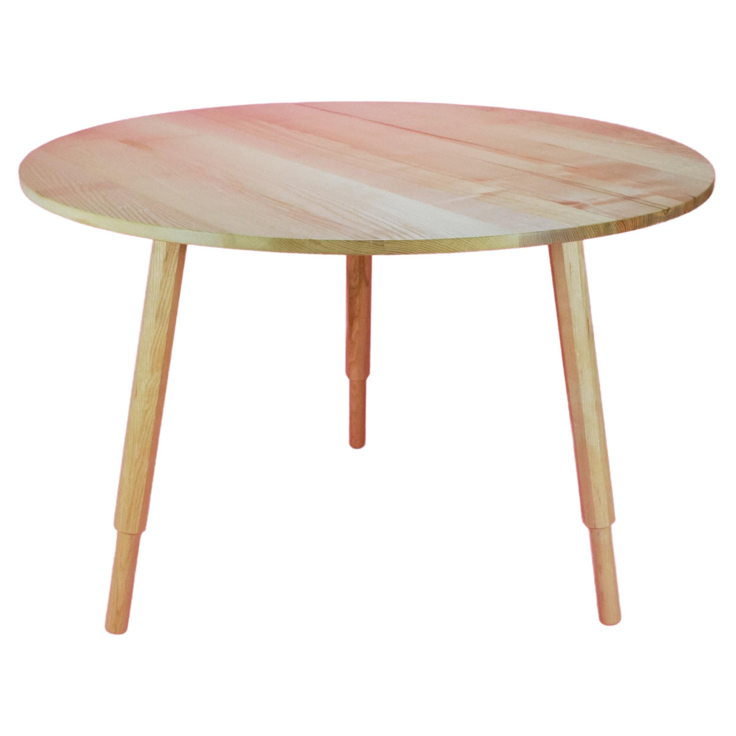 Table de salle à manger ronde avec pieds à vis en bois de frêne massif fabriquée à la main au Royaume-Uni