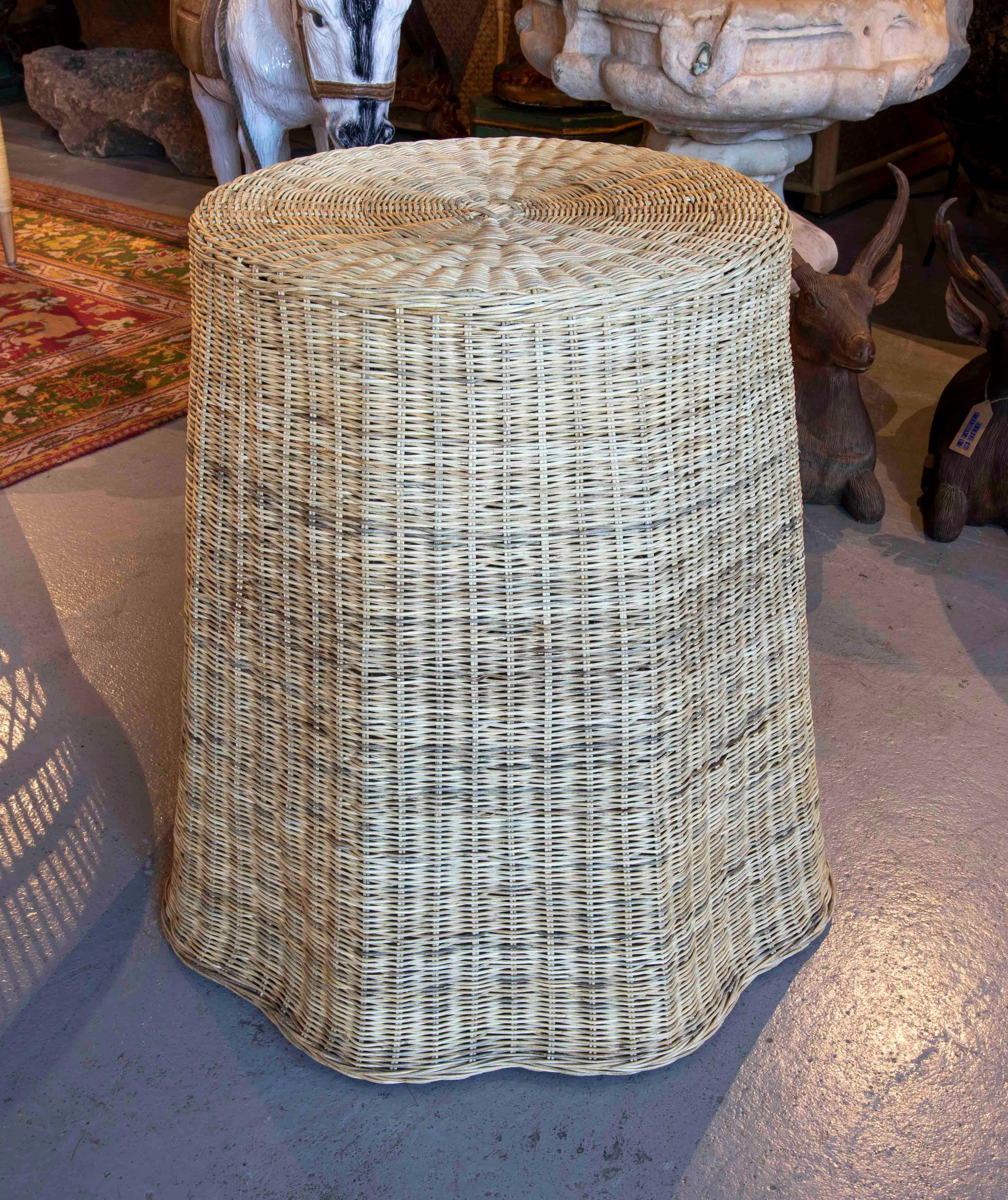 European Handmade Round Wicker Side Table with Slings at the Bottom For Sale