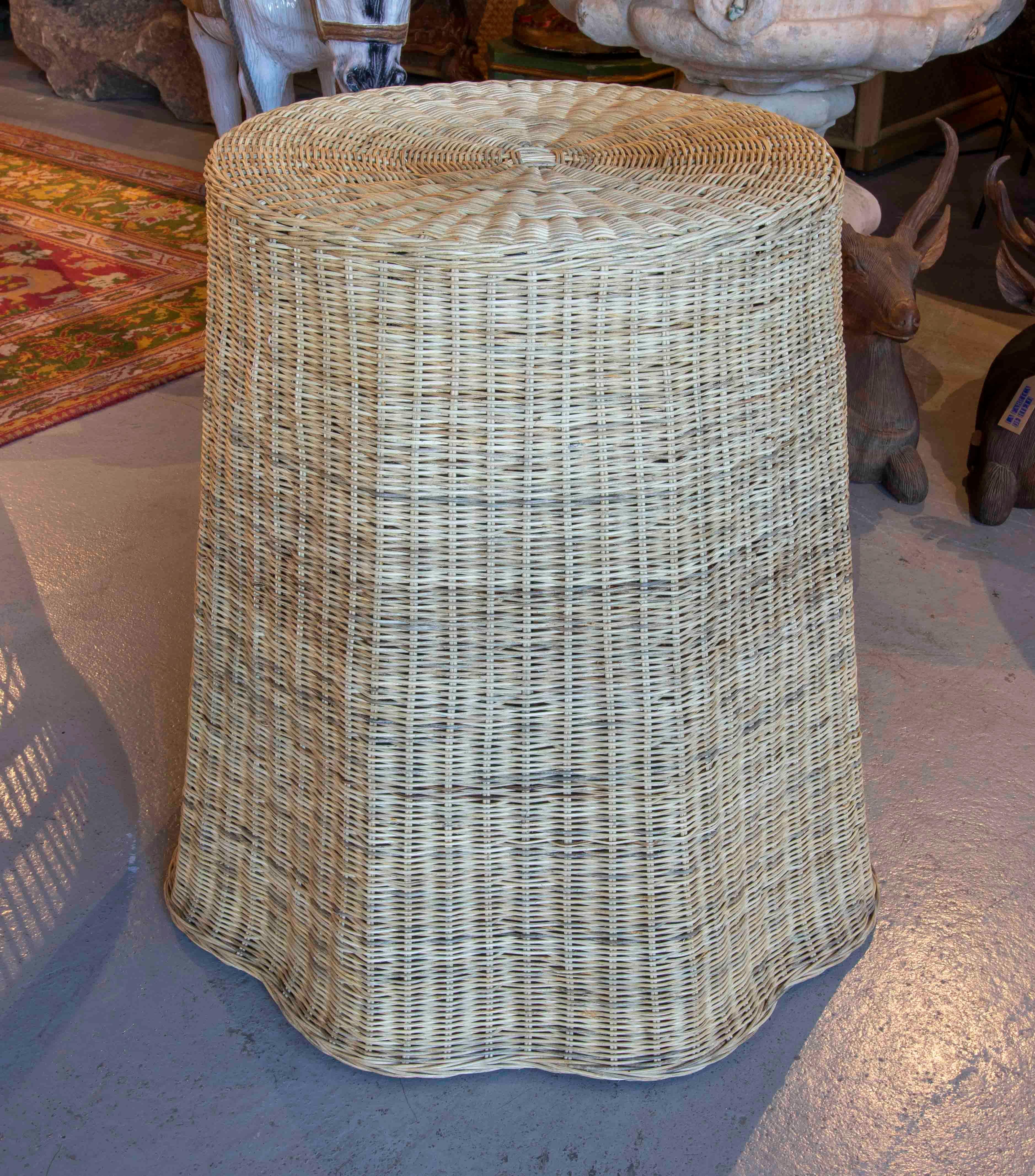 Handmade Round Wicker Side Table with Slings at the Bottom In Good Condition For Sale In Marbella, ES