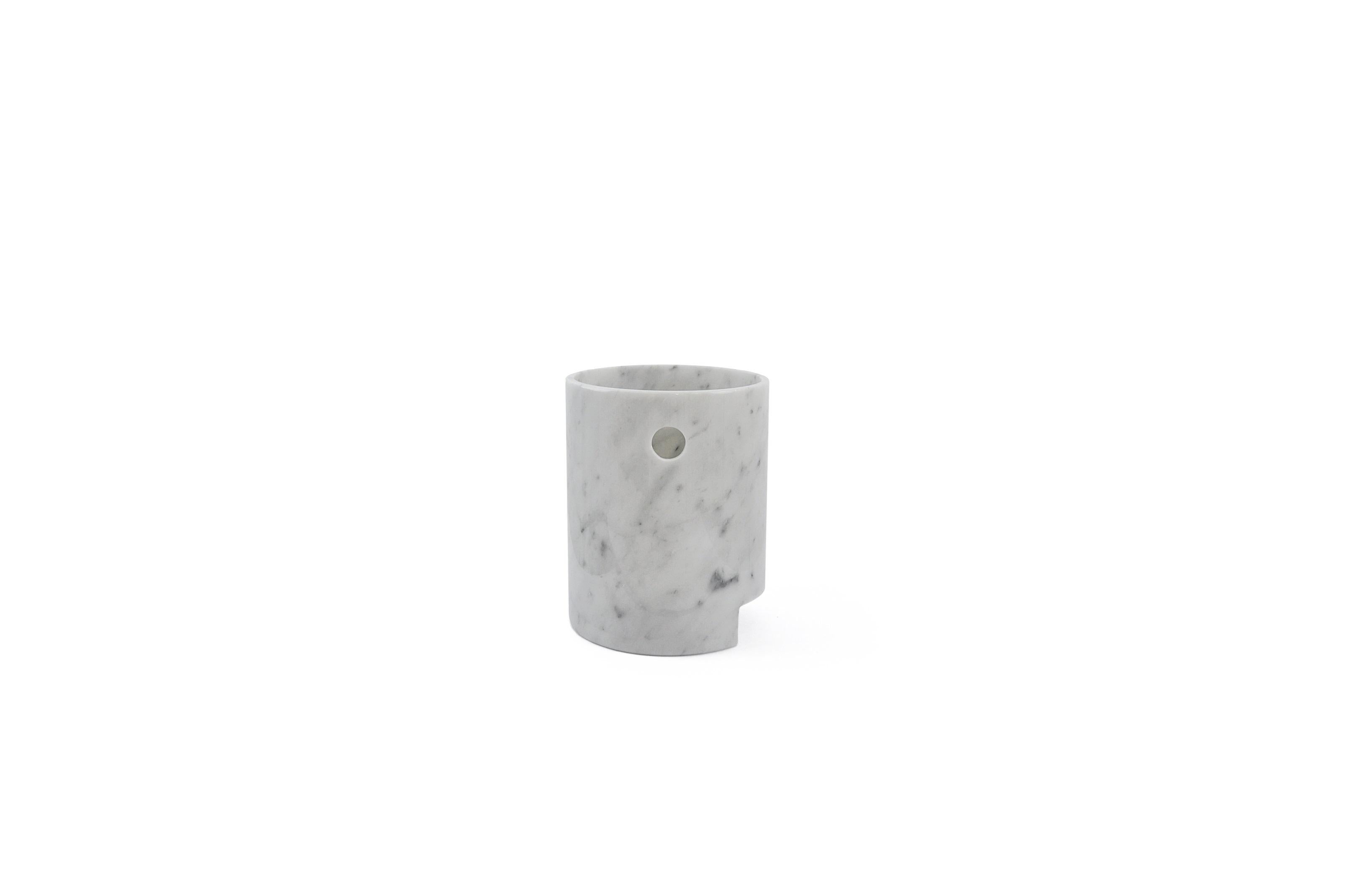 Glacette aus weißem Carrara-Marmor für Wein- oder Champagnerflaschen, in Collaboration mit Dainelli Studio. 

Diese Objekte werden 