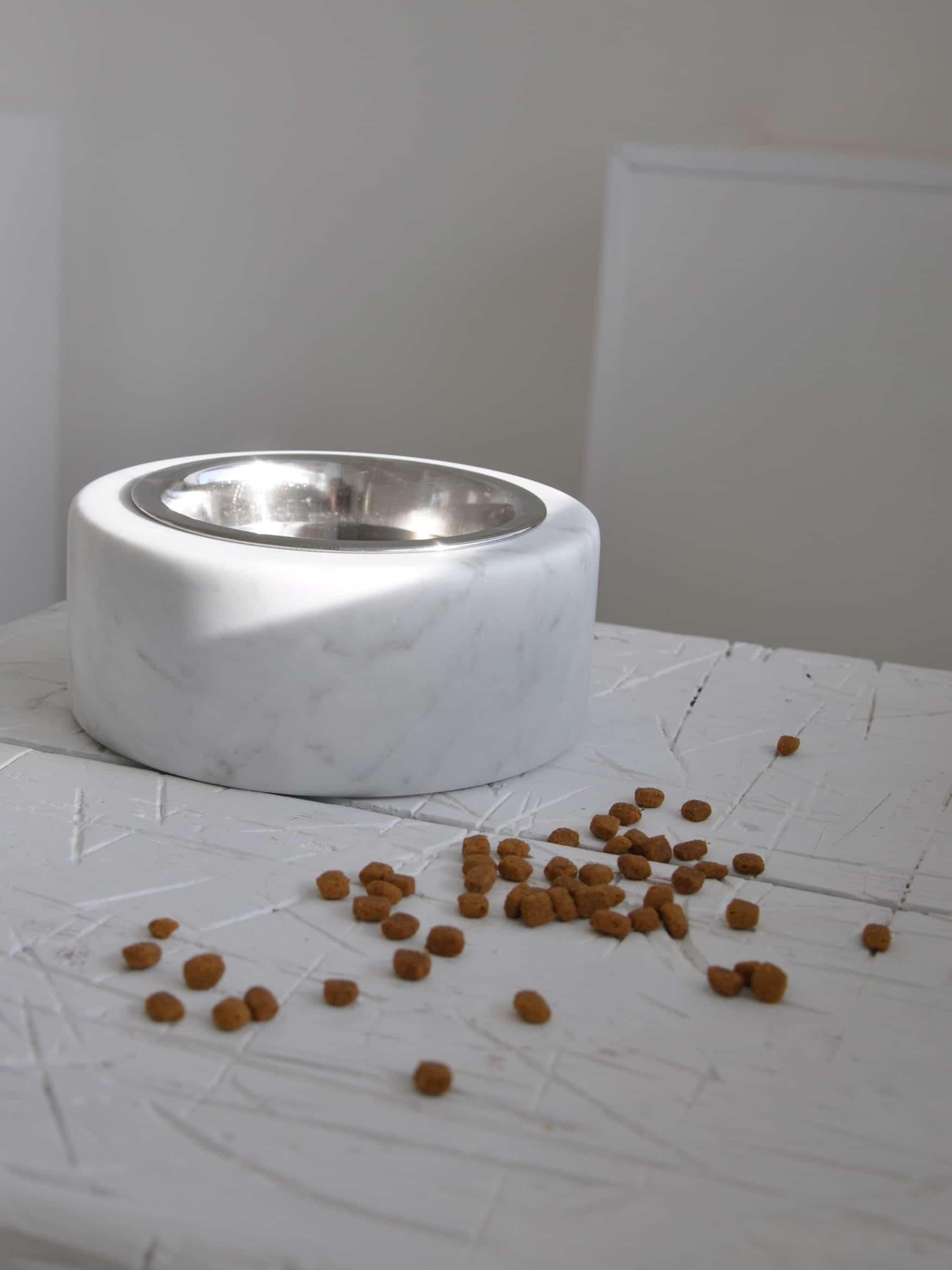 italien Bol rond pour chats ou chiens en marbre blanc de Carrare fait à la main avec acier amovible en vente
