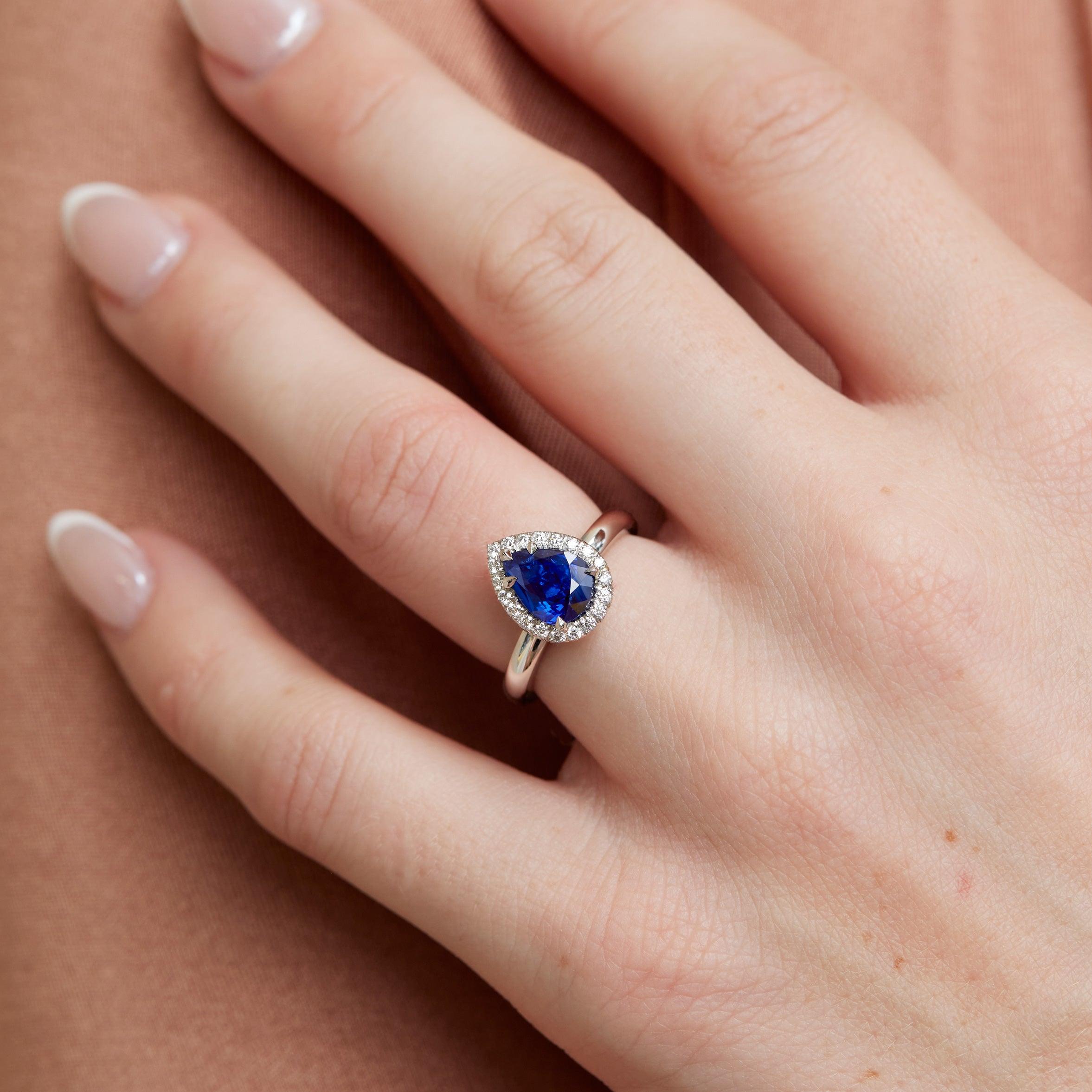 Handgefertigter königsblauer birnenförmiger Saphir Pave Diamant Platinring (Tropfenschliff) im Angebot