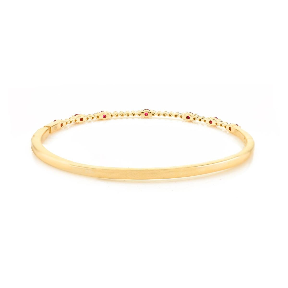Moderne Bracelet jonc pour femmes en or jaune massif 14 carats, fait à la main avec rubis et diamants en vente