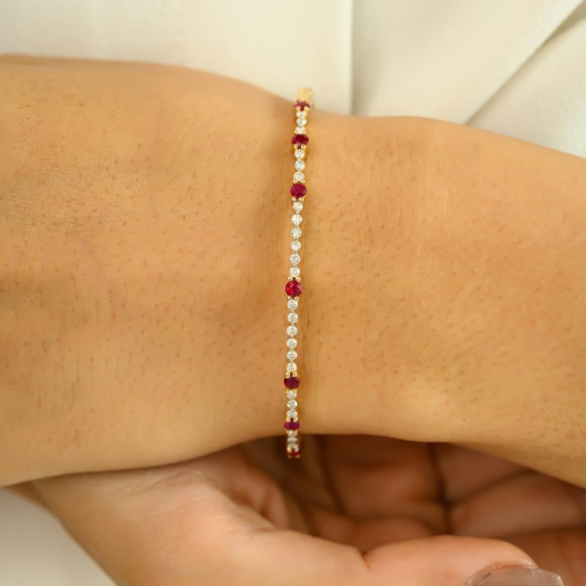 Taille ronde Bracelet jonc pour femmes en or jaune massif 14 carats, fait à la main avec rubis et diamants en vente