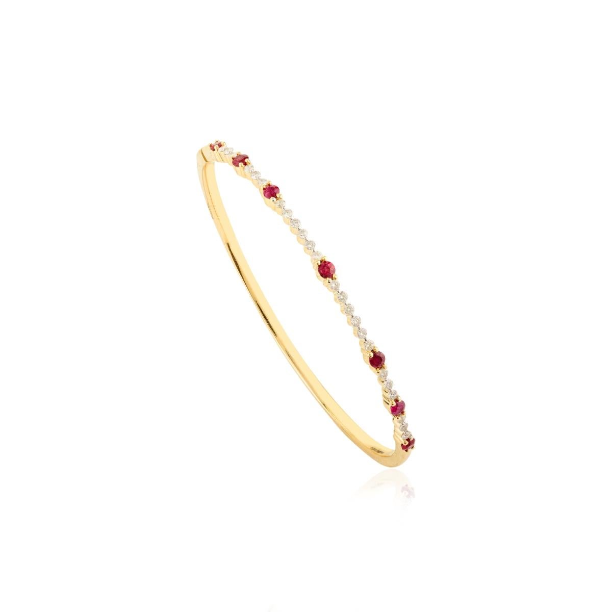 Bracelet jonc pour femmes en or jaune massif 14 carats, fait à la main avec rubis et diamants Neuf - En vente à New York, NY