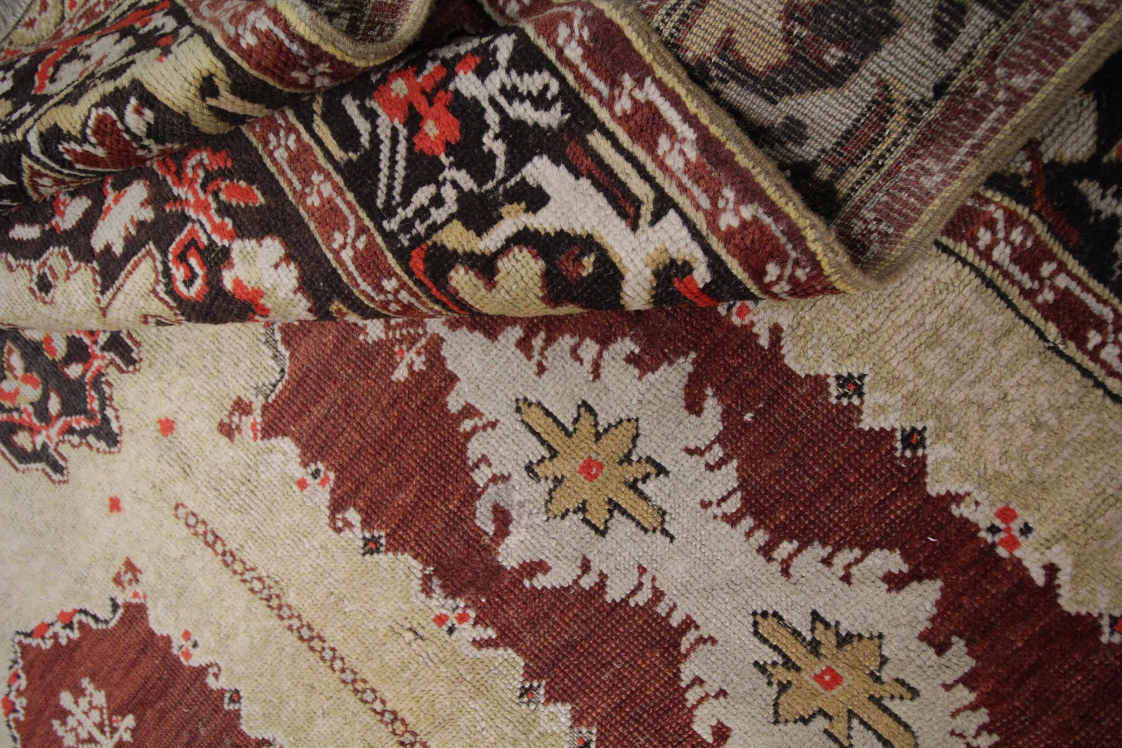 20ième siècle Tapis de salon turc ancien fait à la main, tapis traditionnels orientaux en vente