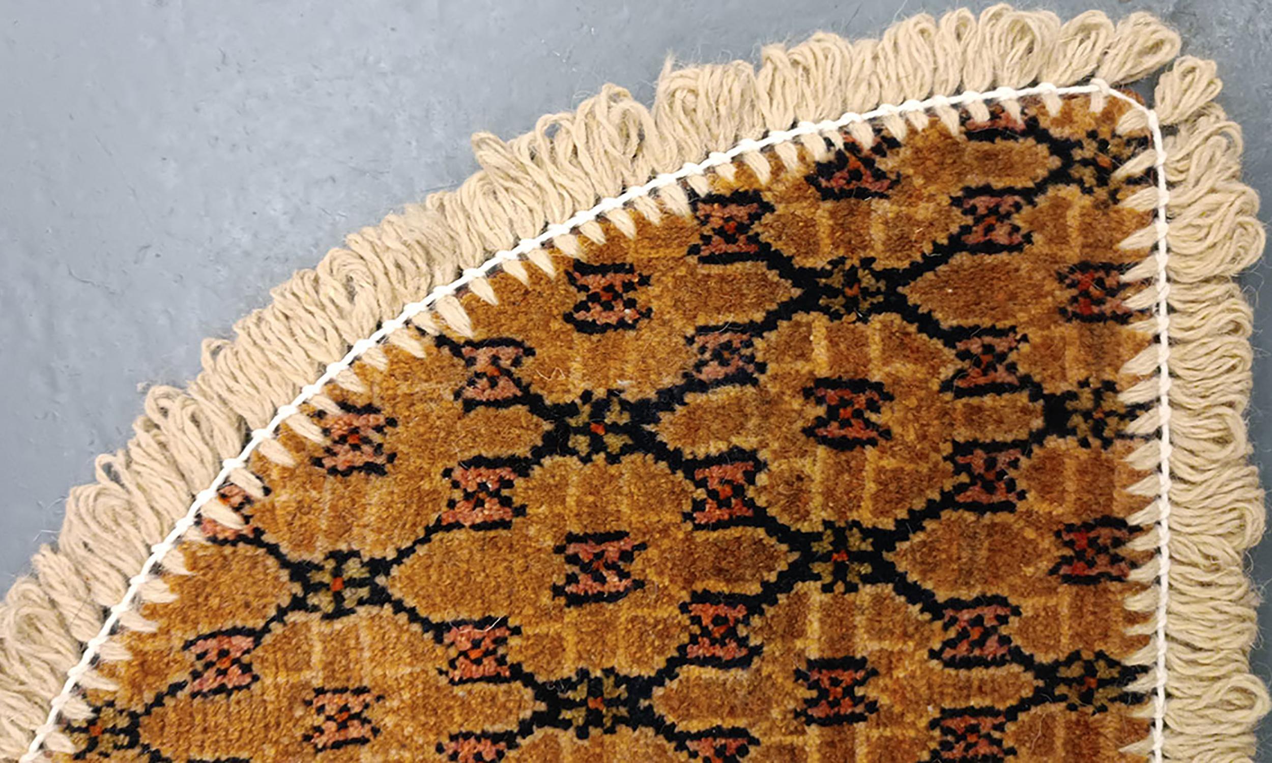 Handgefertigter Orientteppich mit traditionellem Blumenmuster, das mit organischen Pflanzenfarben auf Lammwolle gewebt wurde. Diese kleine Matte ist perfekt für jeden modernen oder traditionellen Hauseingang. Diese halbkreisförmige Fußmatte für den
