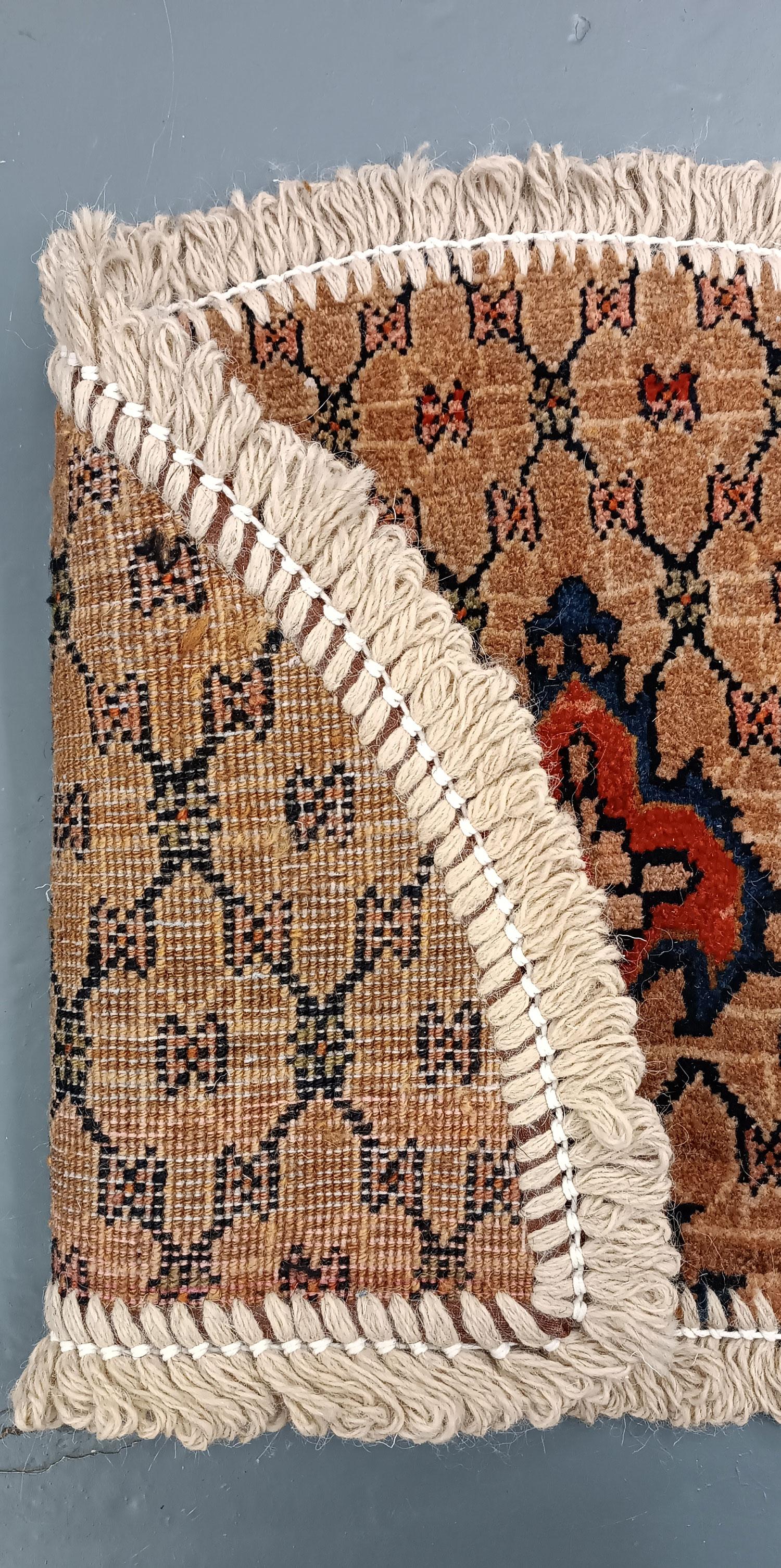 Handgefertigter Teppich Fußmatte Brown Rug Half Circular Interior Carpet Mat Entrance Way (Pflanzlich gefärbt) im Angebot